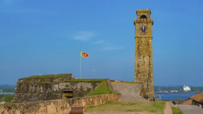 Historischer Uhrenturm auf einer alten Militärbastion in Galle, Sri Lanka