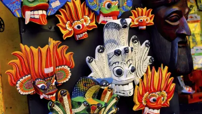 Bunte srilankische Masken werden als Souvenirs angeboten.