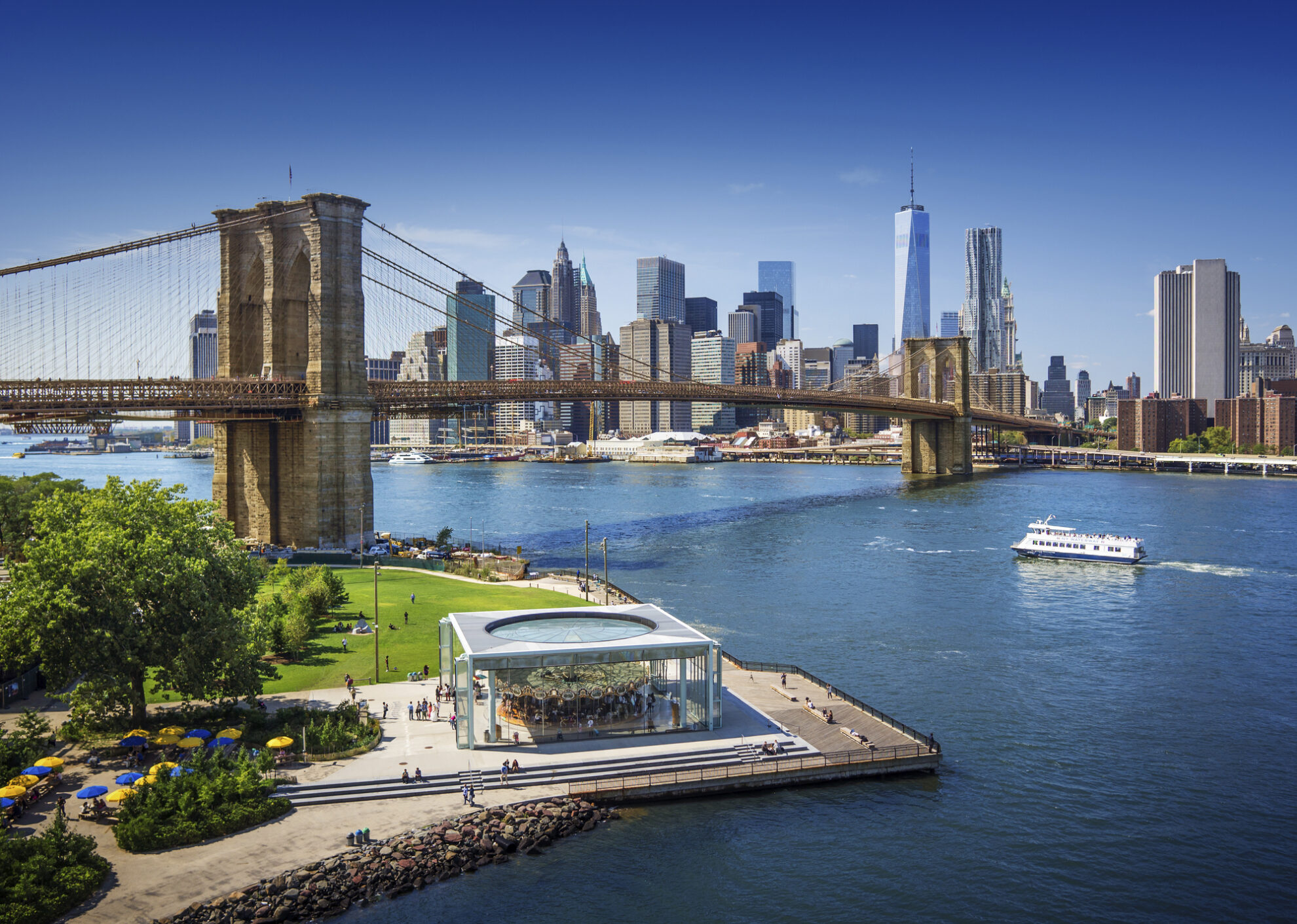 Die Skyline New Yorks mit Brooklyn Bridge, USA