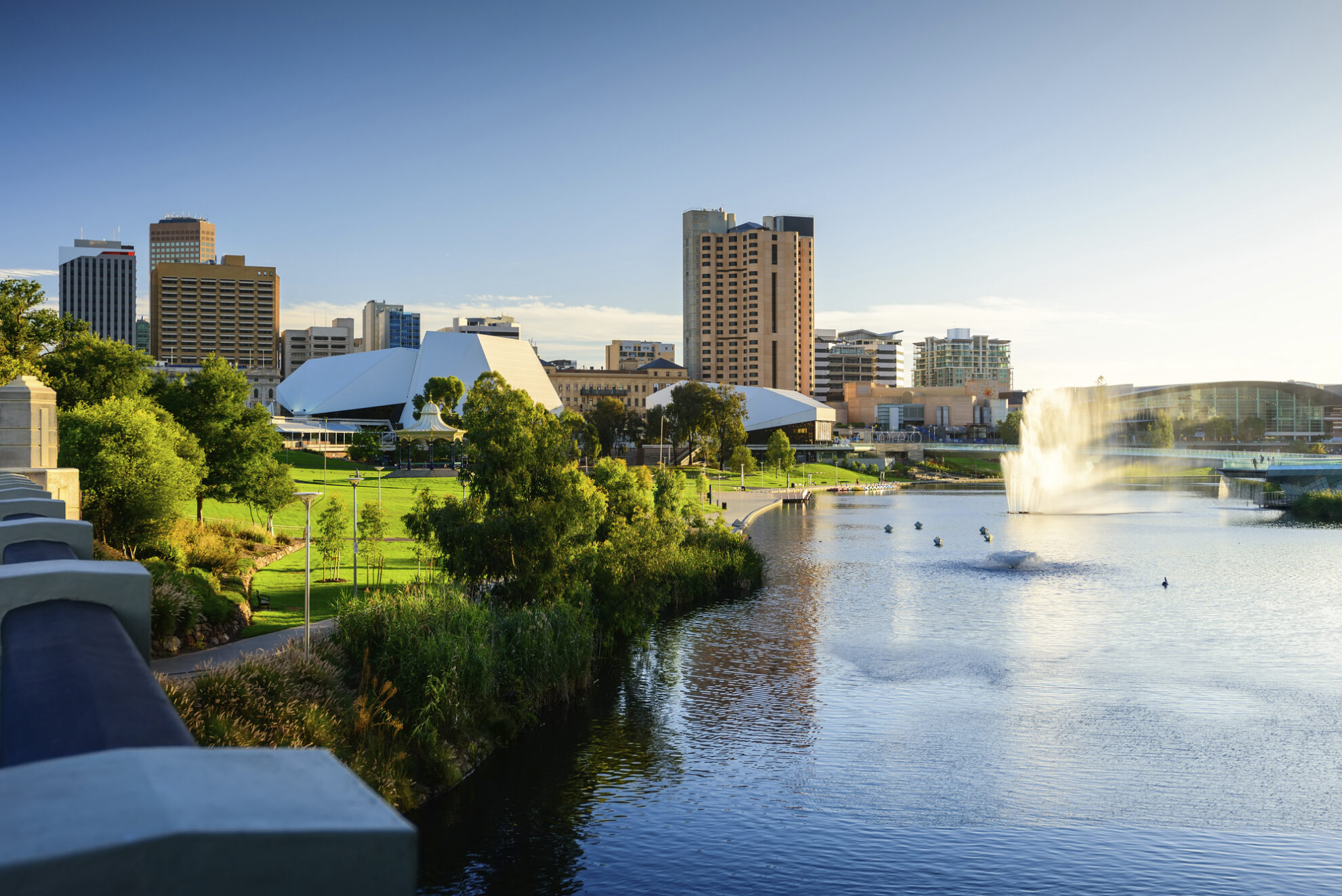 Ufer des Torrens River in Adelaide, Australien
