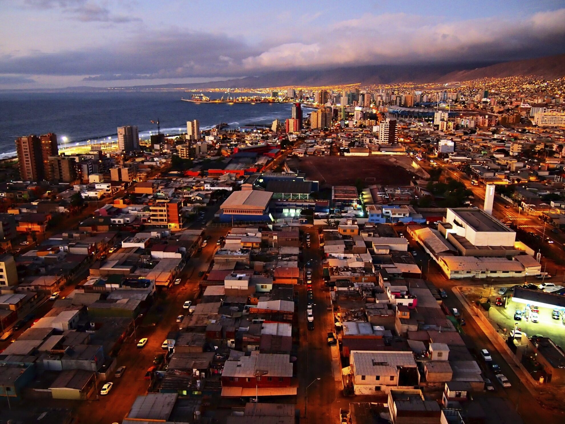nächtliches Panorama der Küstenstadt Antofagasta, Chile
