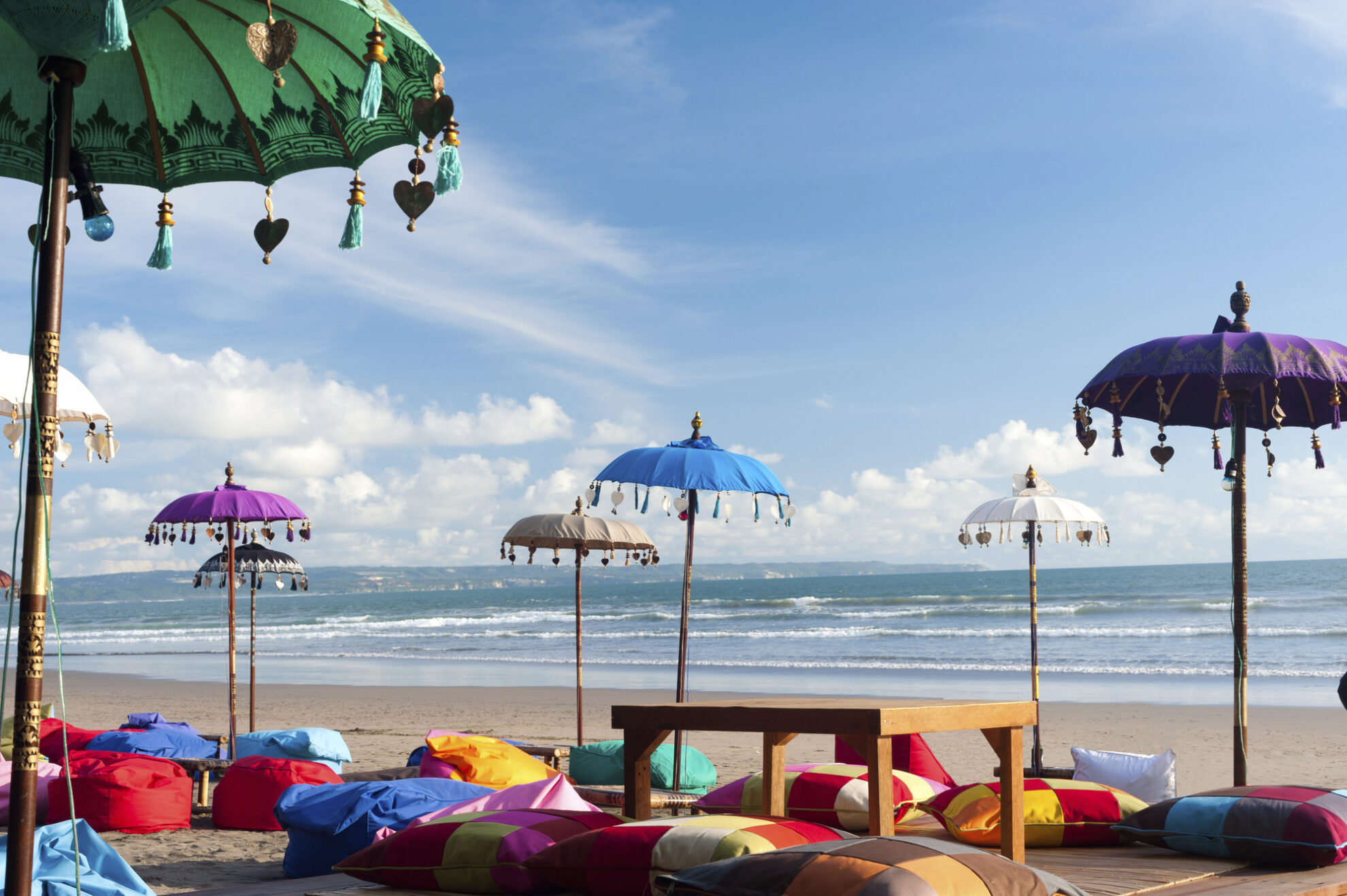 Strand mit bunten Schirmen, Indonesien