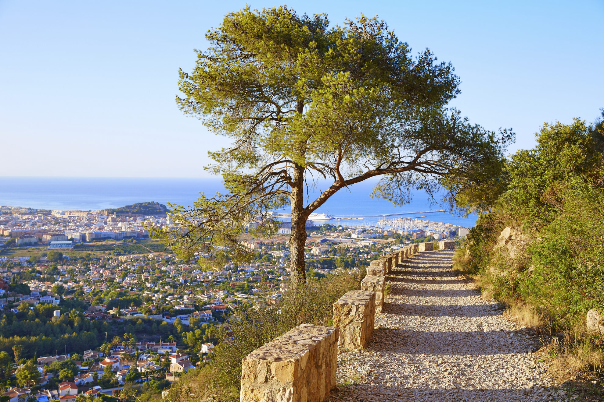 Blick vom Berg Montgo auf die Hafenstadt Alicante, Spanien