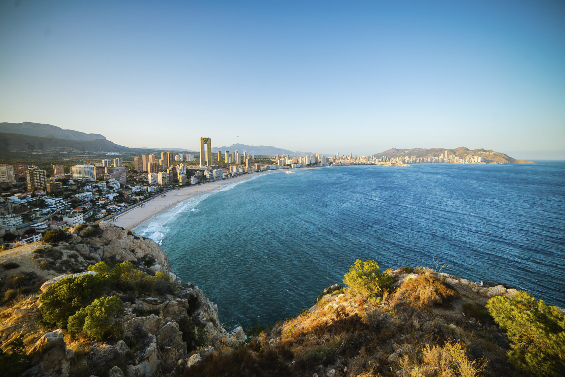 Blick auf die Stadt Benidorm und die Strandpromenade, Spanien
