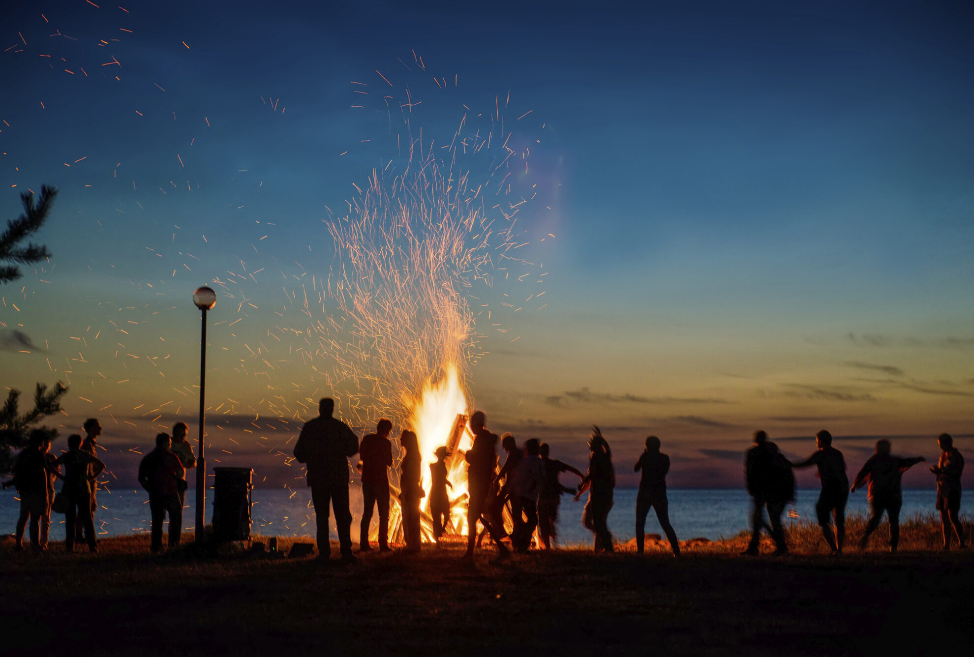 Lagerfeuer am Ufer des Rio Negro, Brasilien