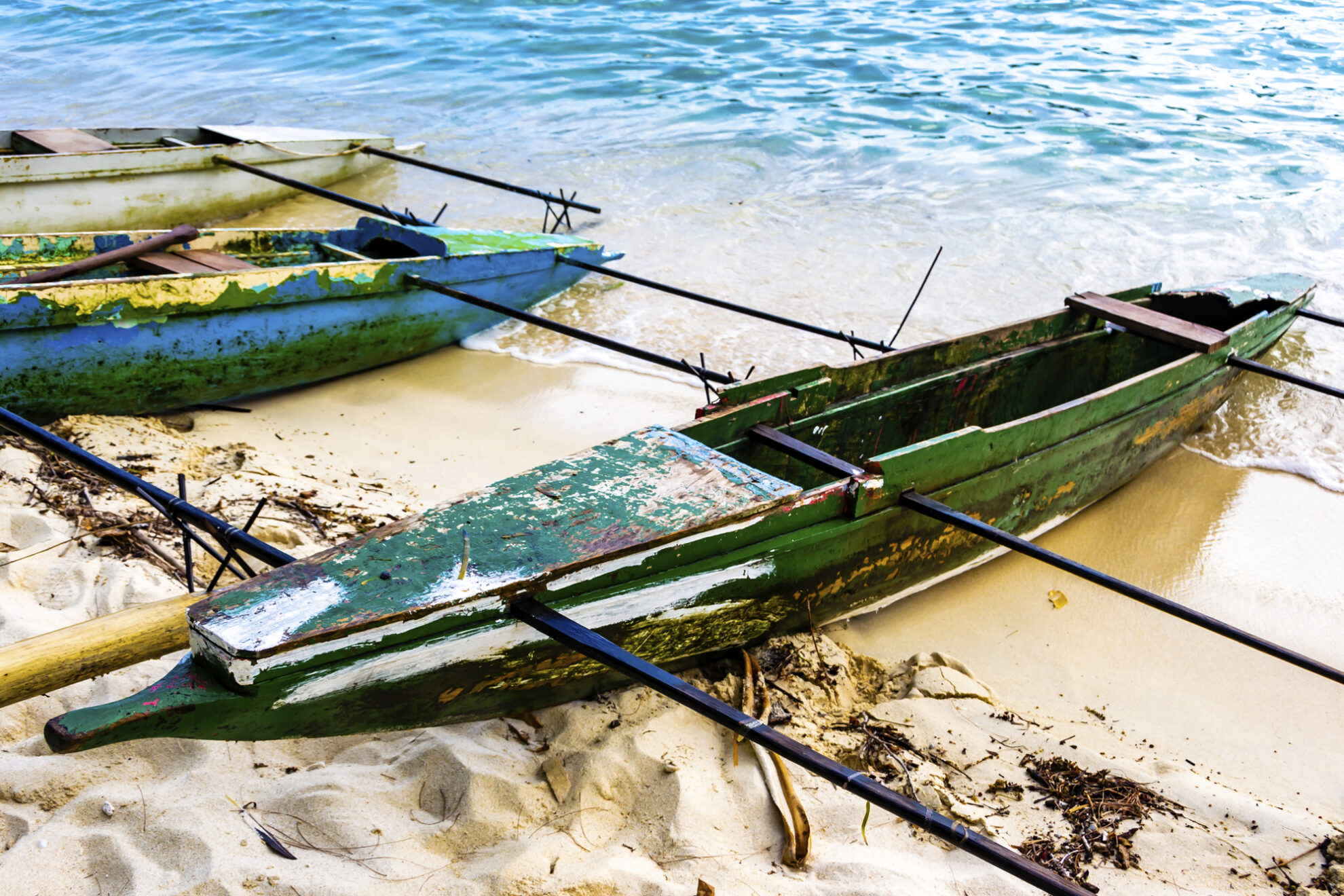 Boote am Strand von Alotau, Papua Neuguinea