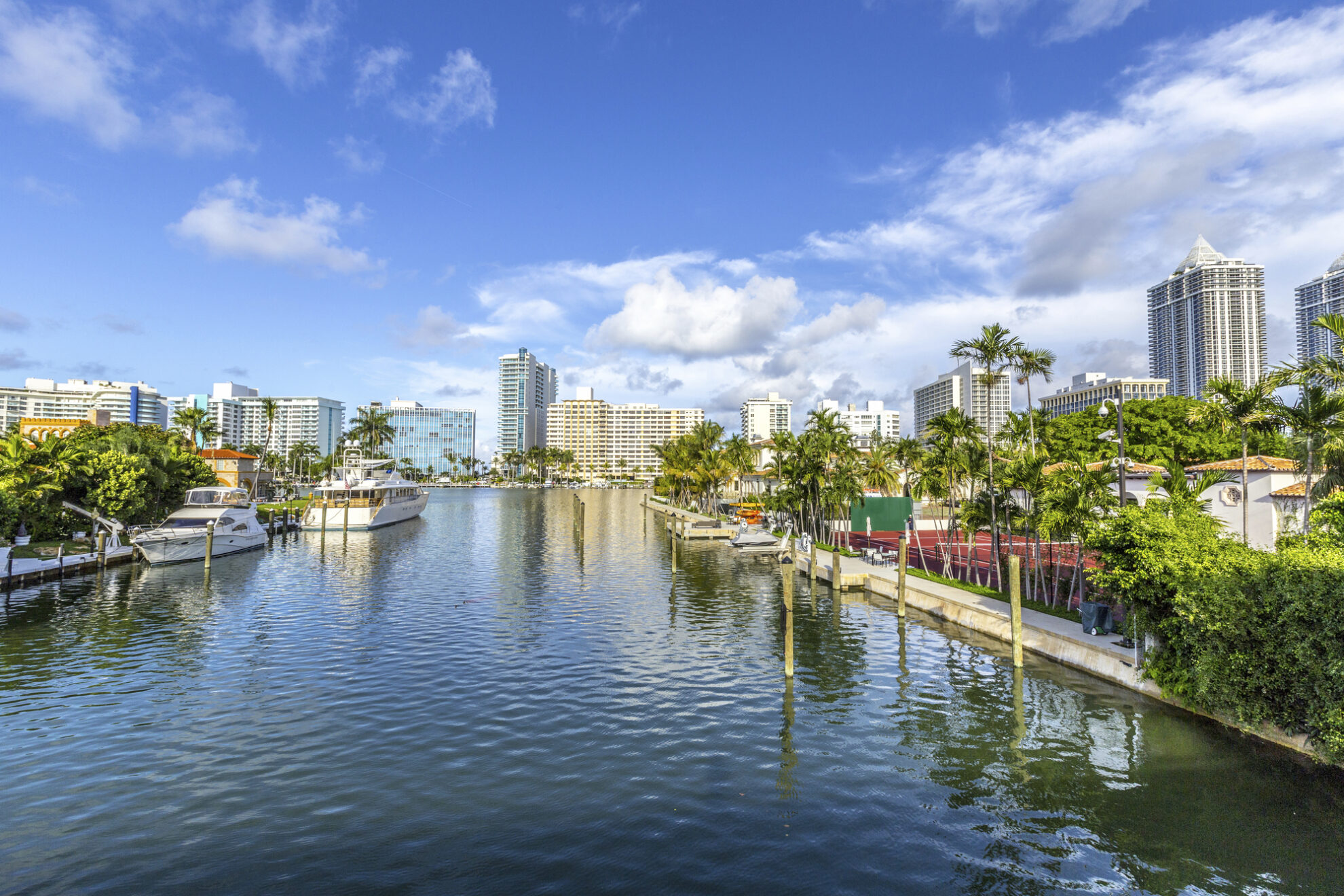 Kanal von Miami mit Blick auf die Wolkenkratzer, USA