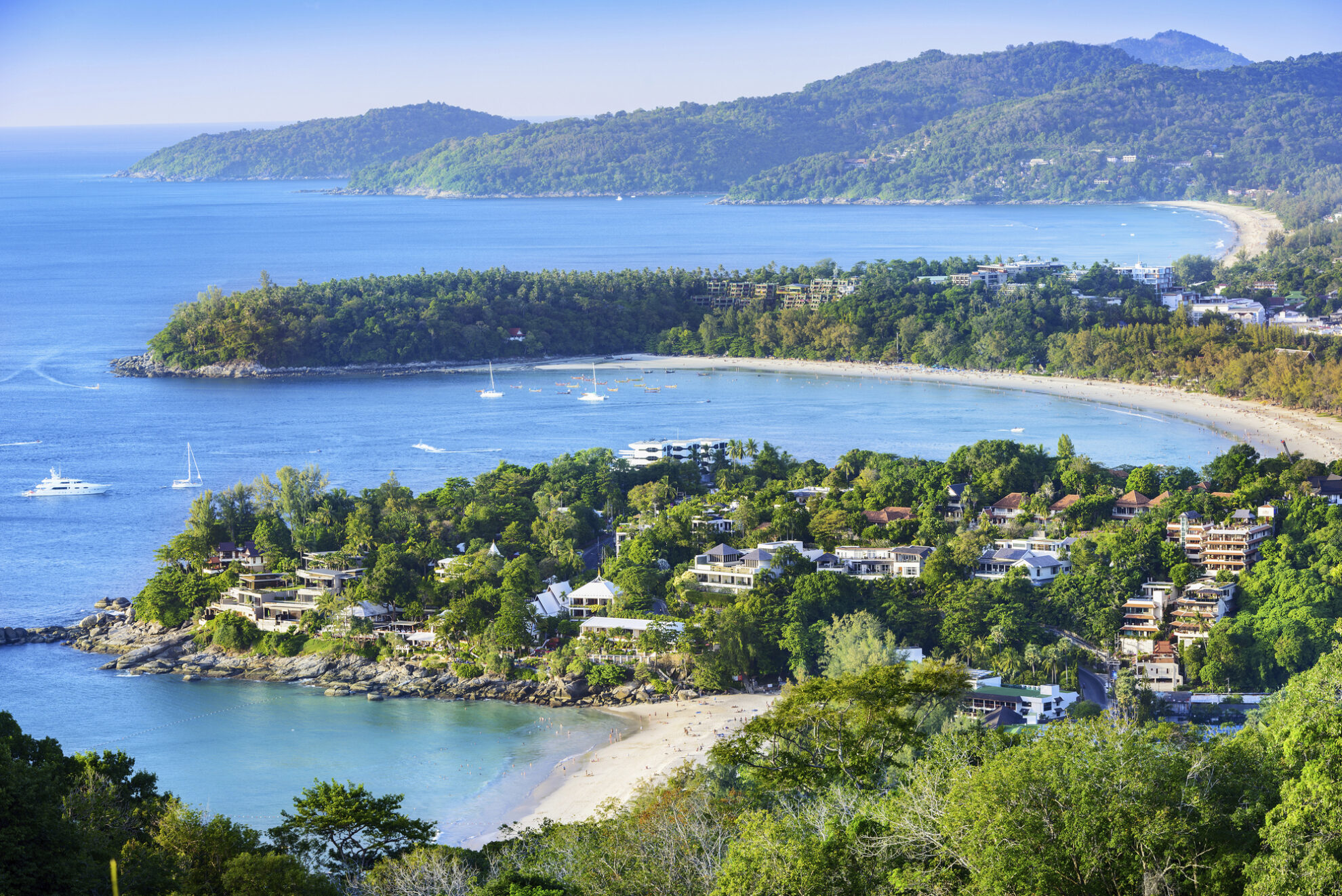 Karoon Viewpoint auf die drei Buchten in auf Phuket, Thailand