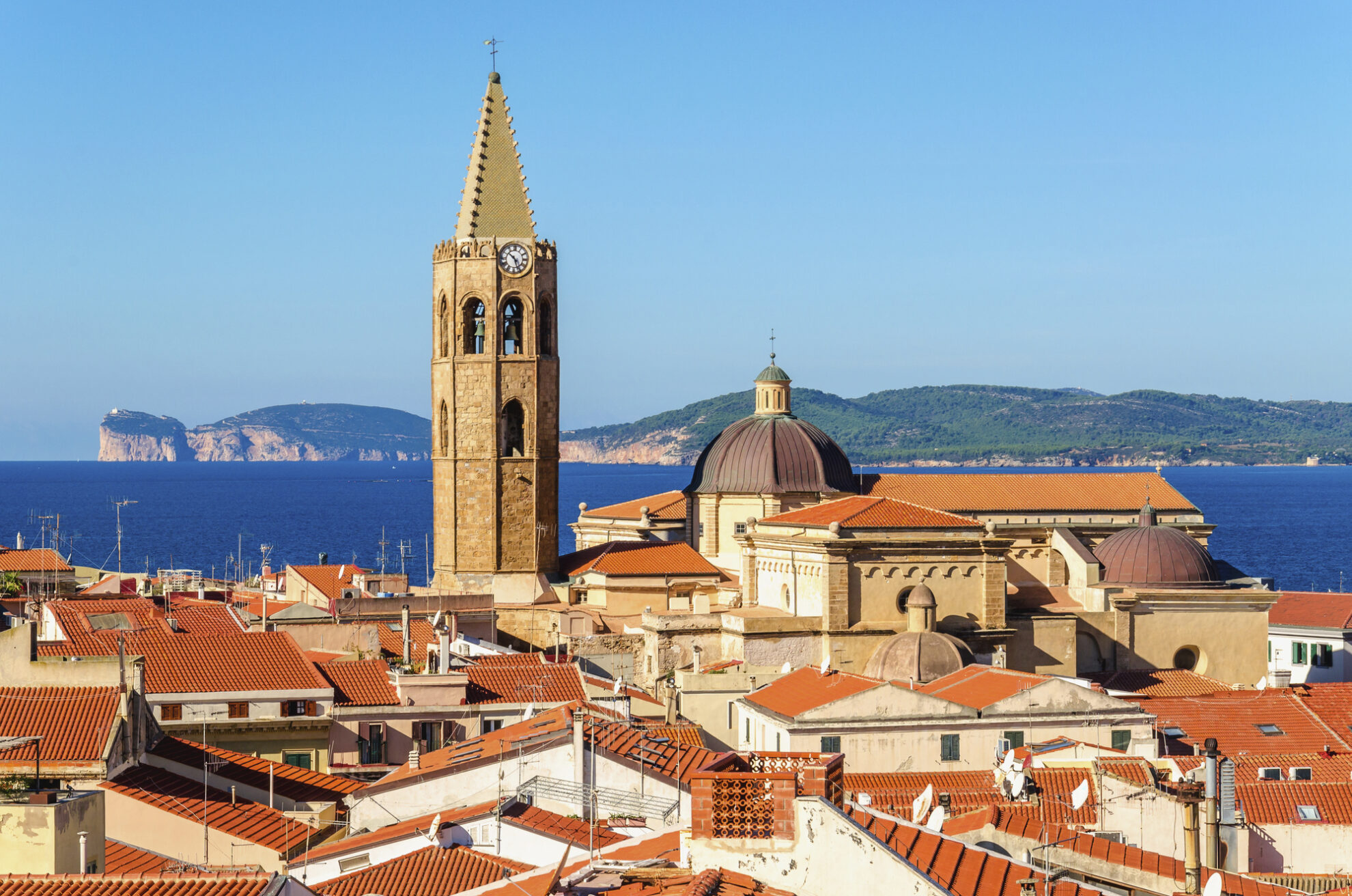 Dächer und Kirche von Alghero, Italien