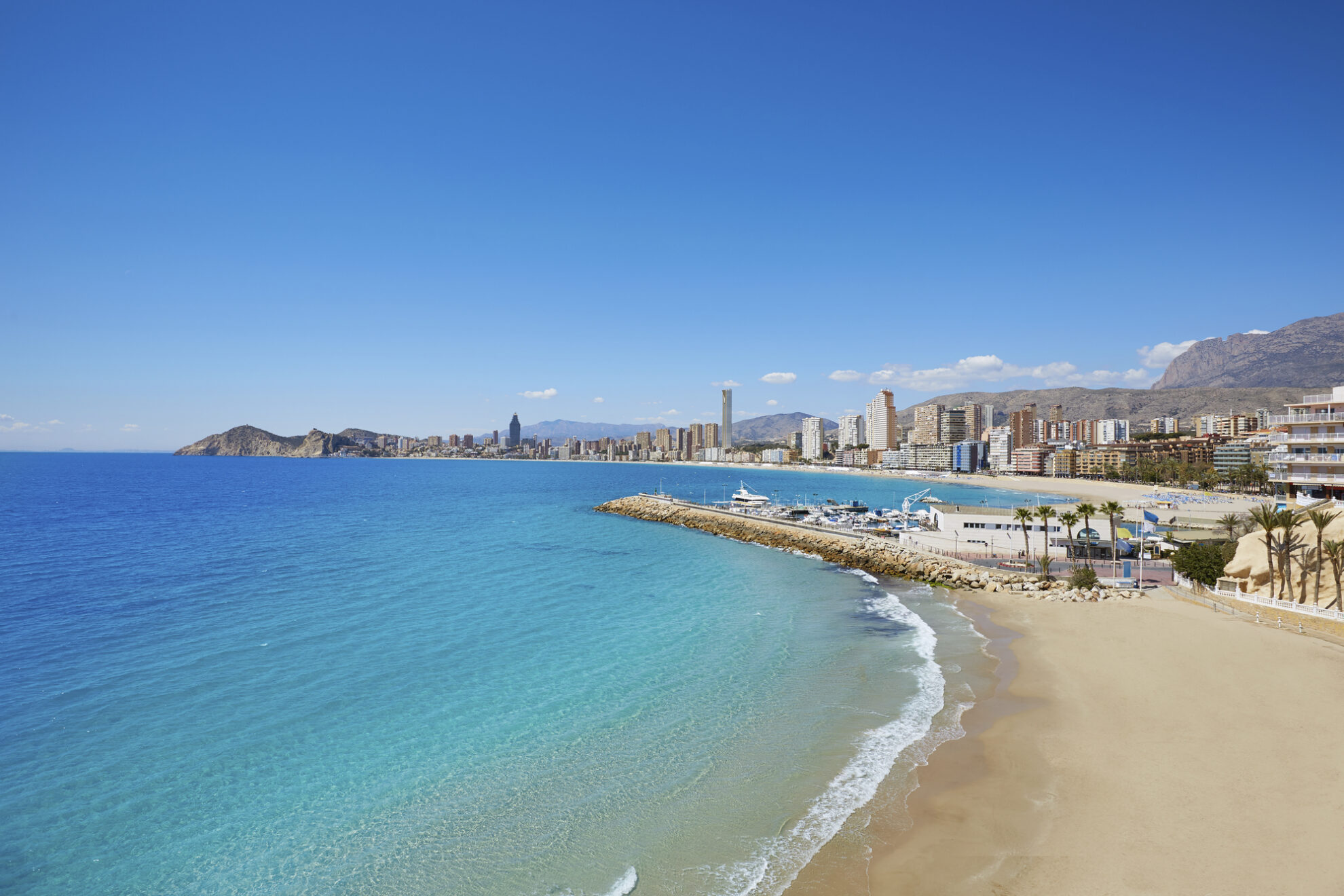 Strand mit Blick auf die Skyline benidorm, Spanien