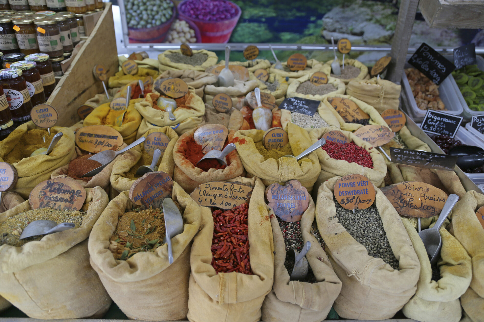 Gewürze auf einem Markt in Ajaccio auf Korsika