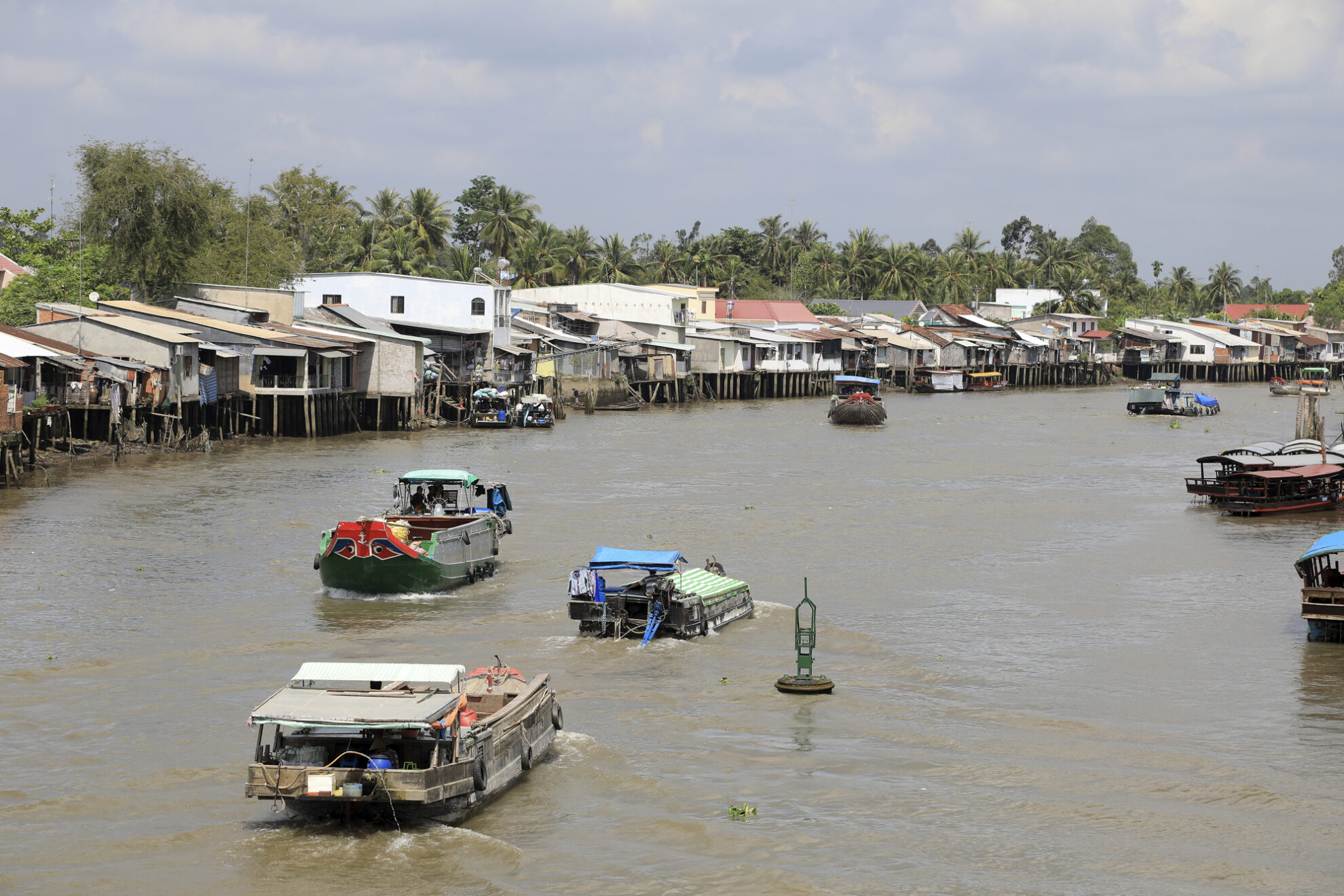 Stadtfluss durch Cai Be, Vietnam