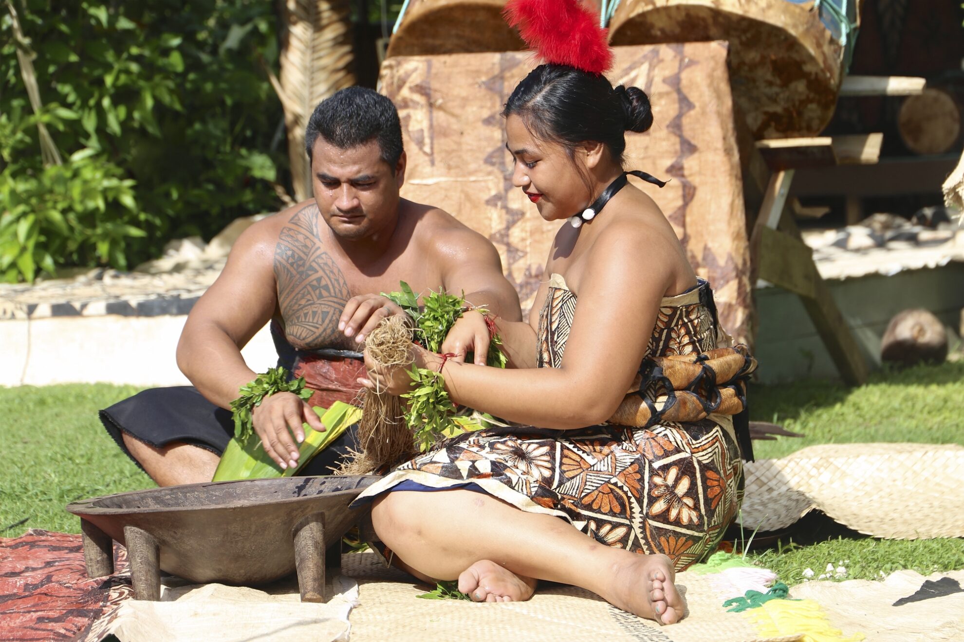 Traditionell gekleidetes Paar aus Tonga