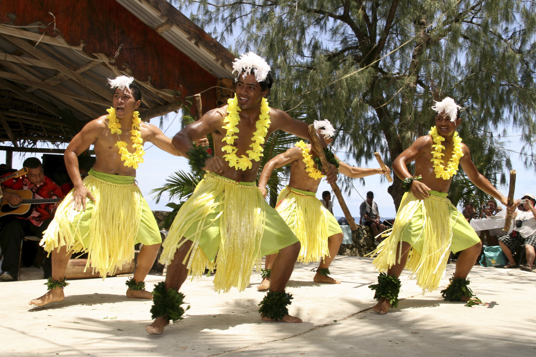 Traditionell gekleidete Menschen aus Tonga