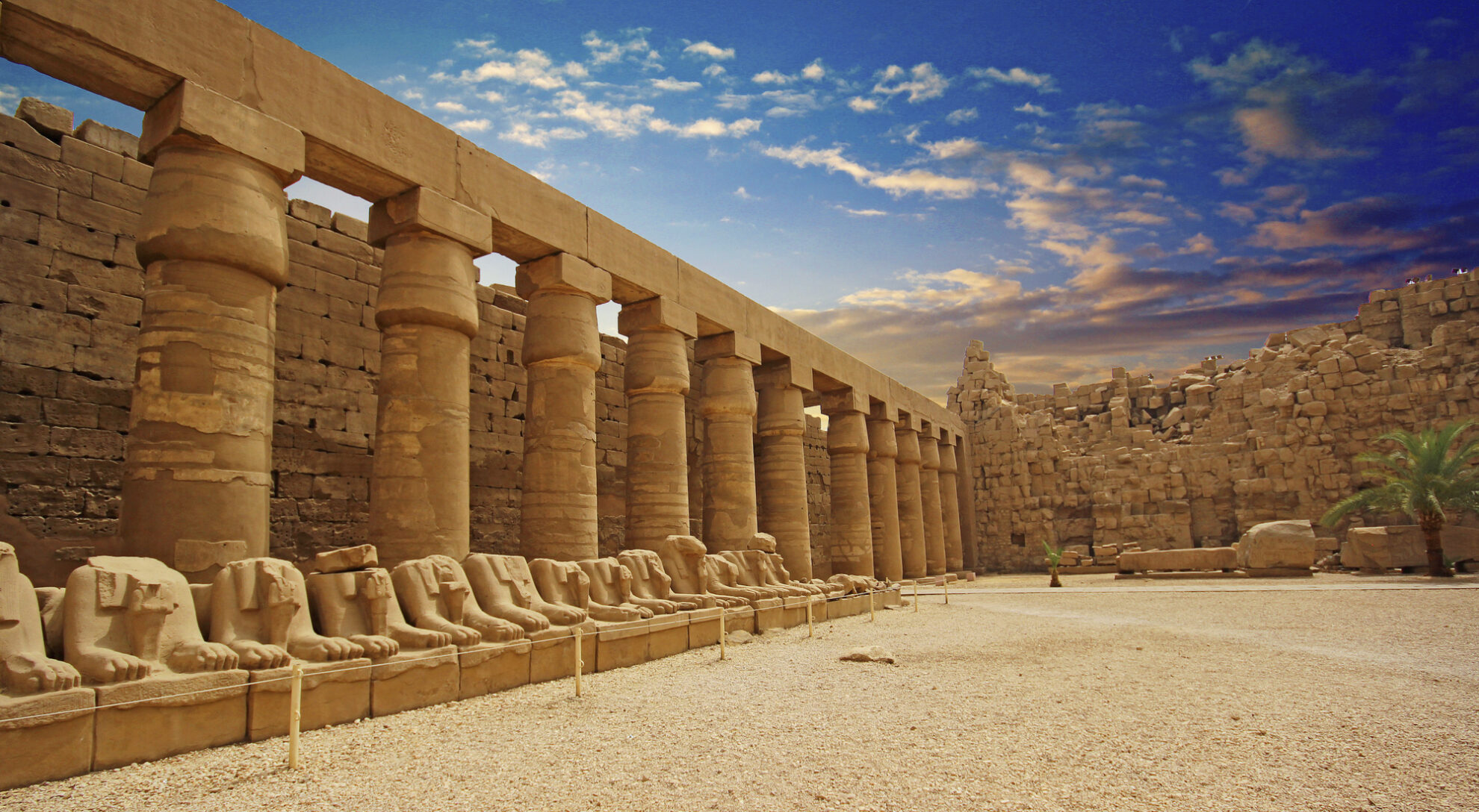 Ruinen vom Obelisk Tempel während des Sonnenuntergangs in Luxor, Ägypten