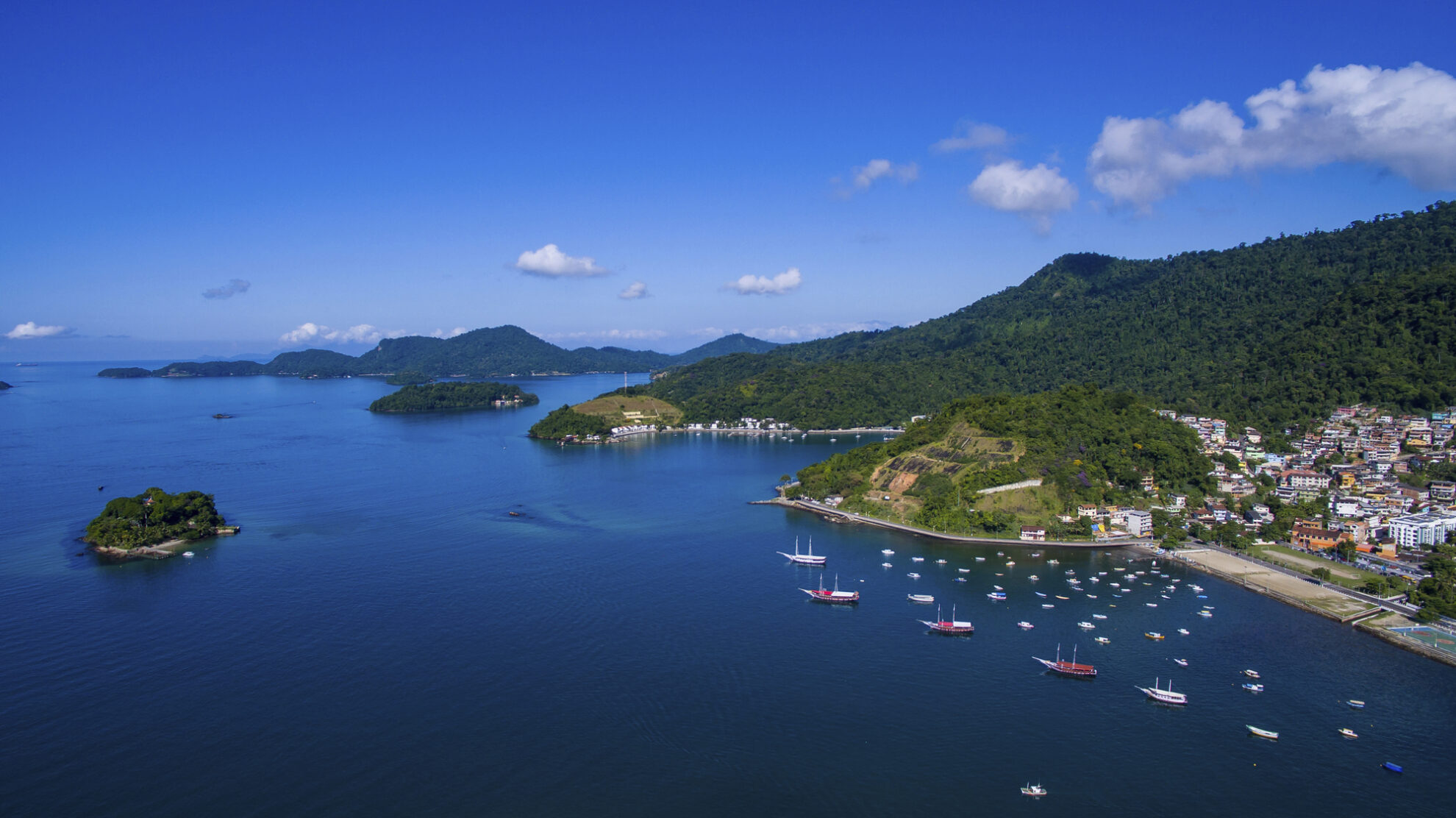 Panoramaaufnahme von Angro dos Reis Hafen und Landschaft, Brasilien