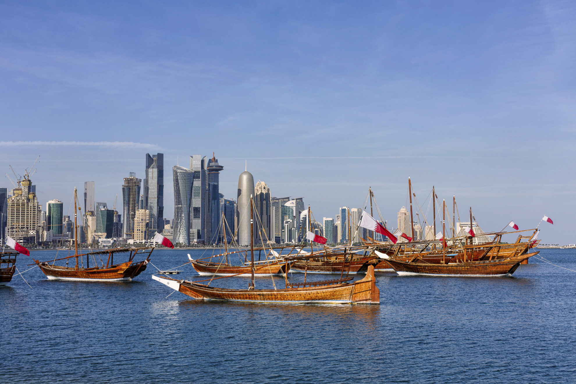 Holzboote vor der Skyline von Doha, Katar