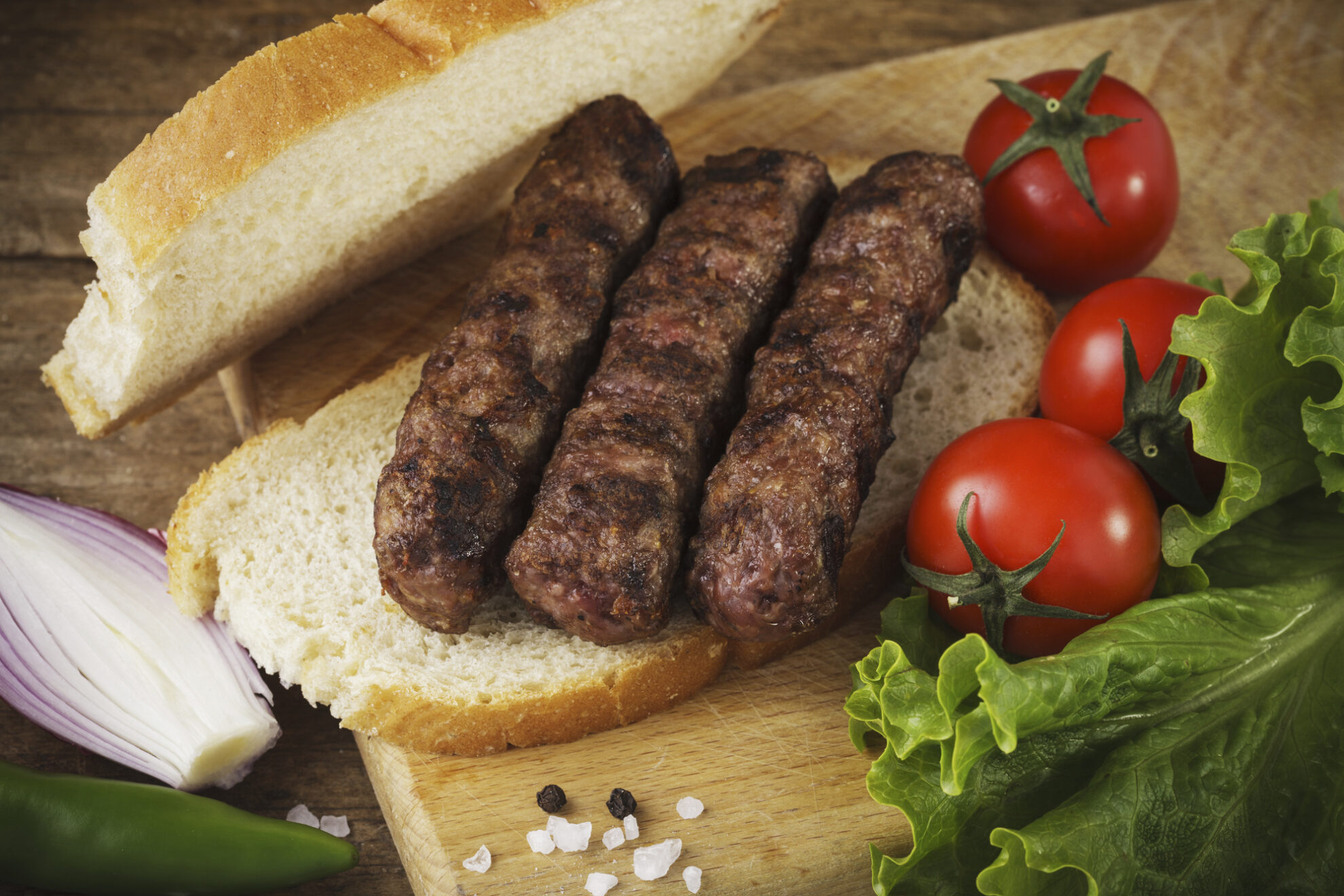 Sandwich mit den beliebten bulgarischen Cevapcici
