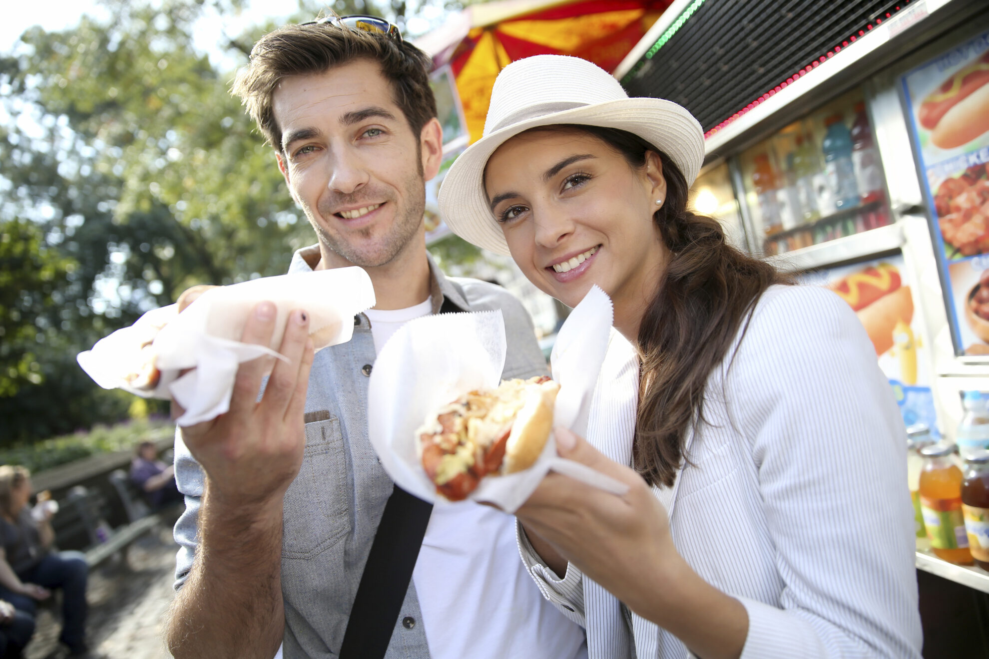 Paar isst Hot Dogs in New York, USA