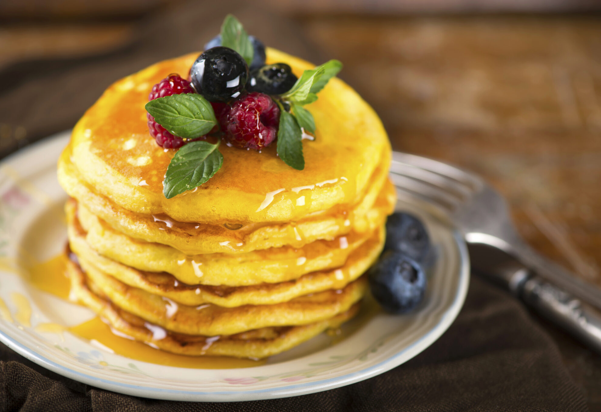 Pfannkuchen mit Ahornsirup und Beeren
