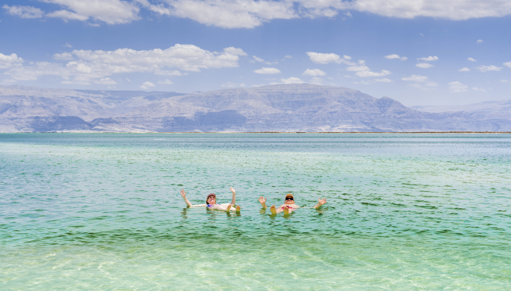 Menschen baden im toten Meer