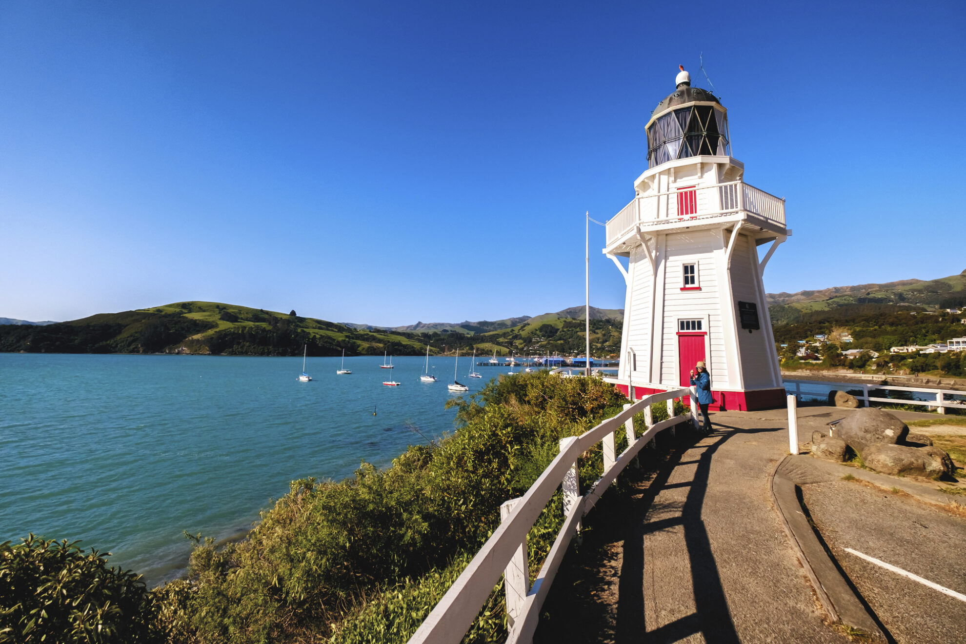 Leuchtturm in einer Bucht in Akaroa, Neuseeland