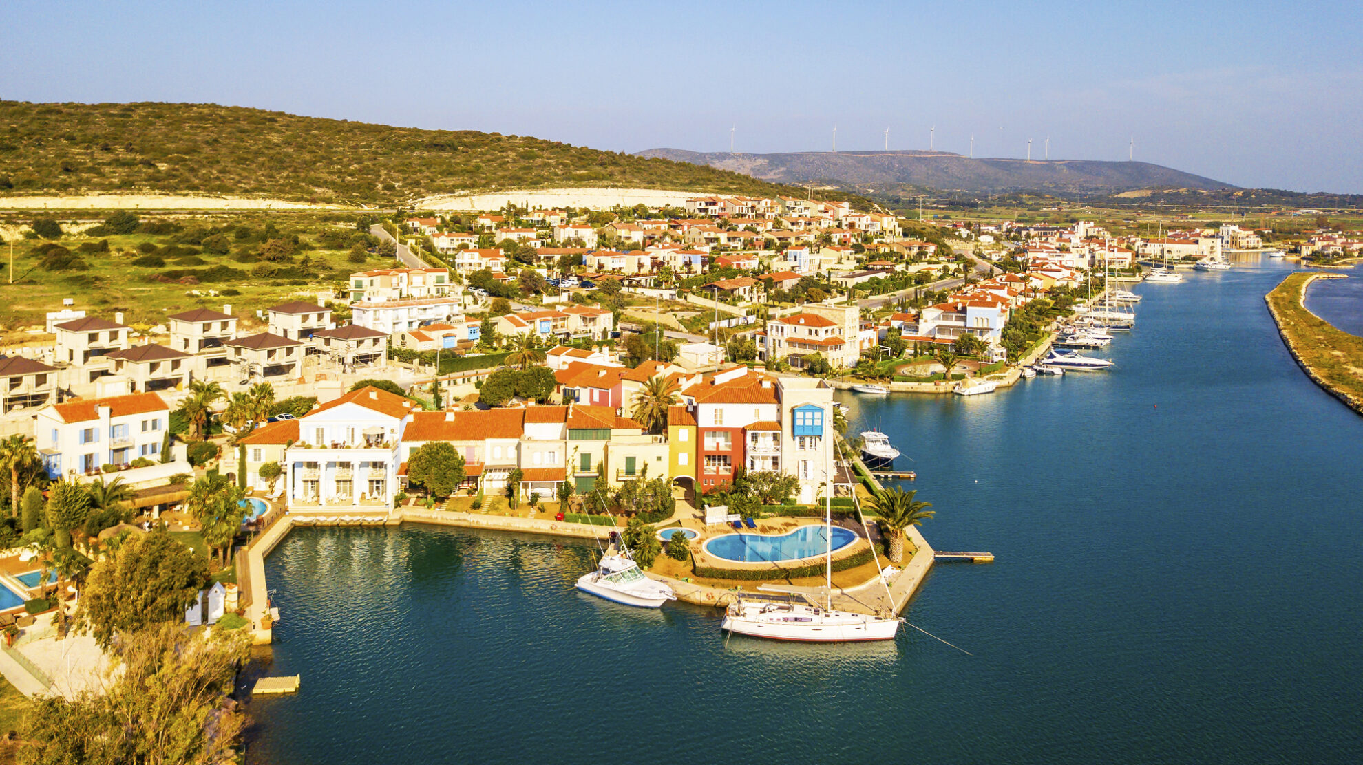 Luftaufnahme der Küste und Steg am Strand in Çesme, Türkei
