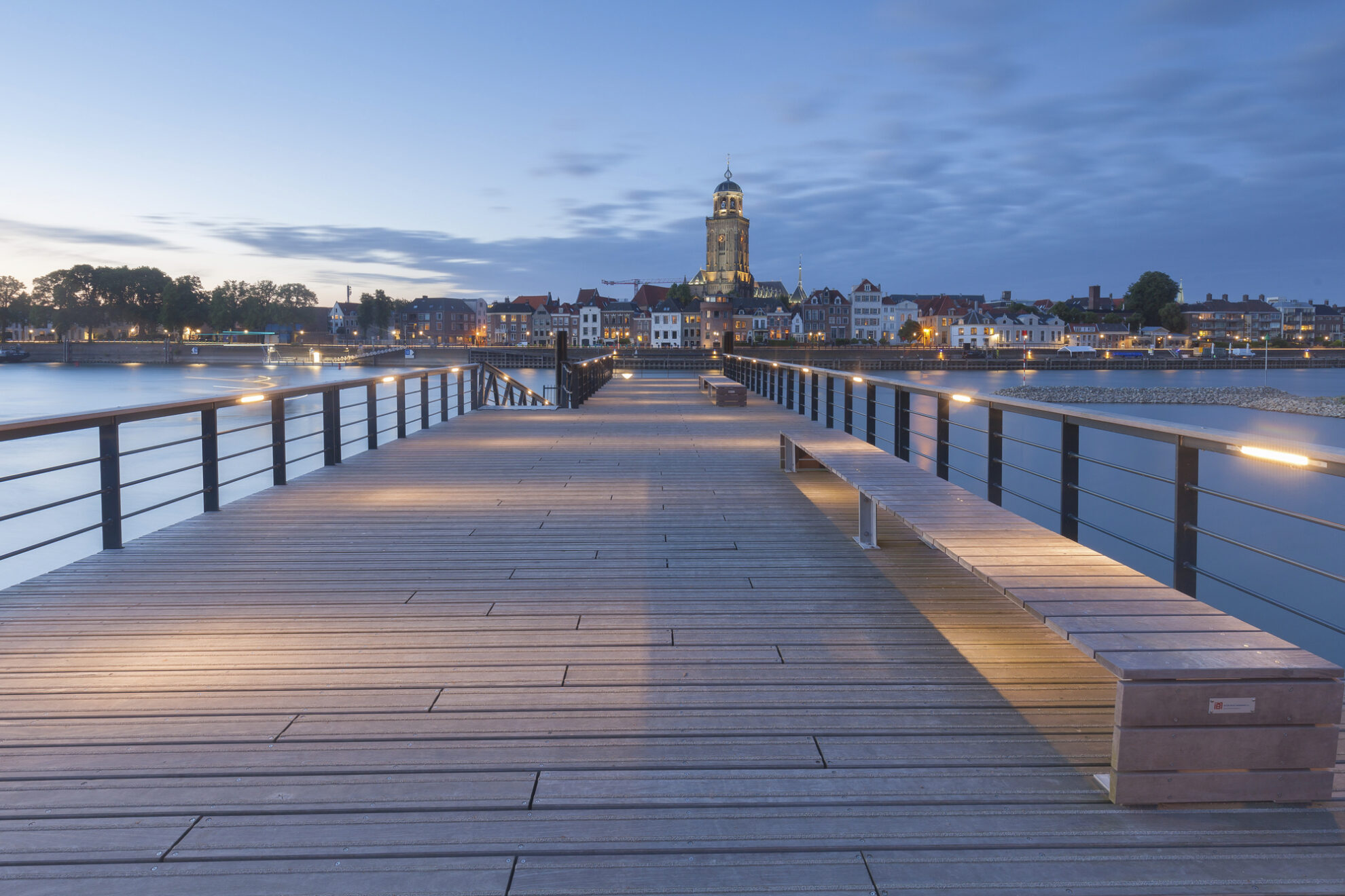 Fährenanleger mit Skyline von Deventer, Niederlande