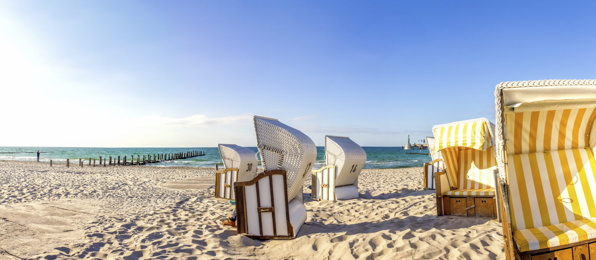 Strandkörbe am Strand von Zingst, Deutschland