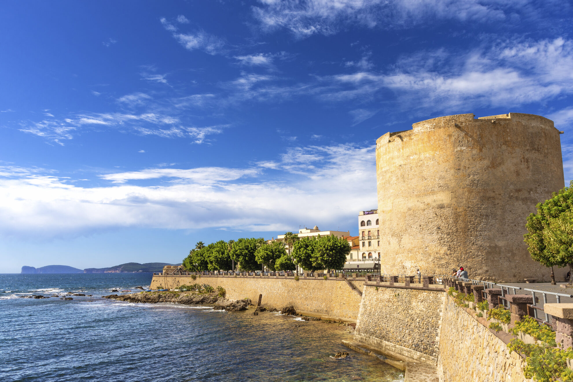 Küste mit Befestigungsmauer und Turm in Alghero, Italien
