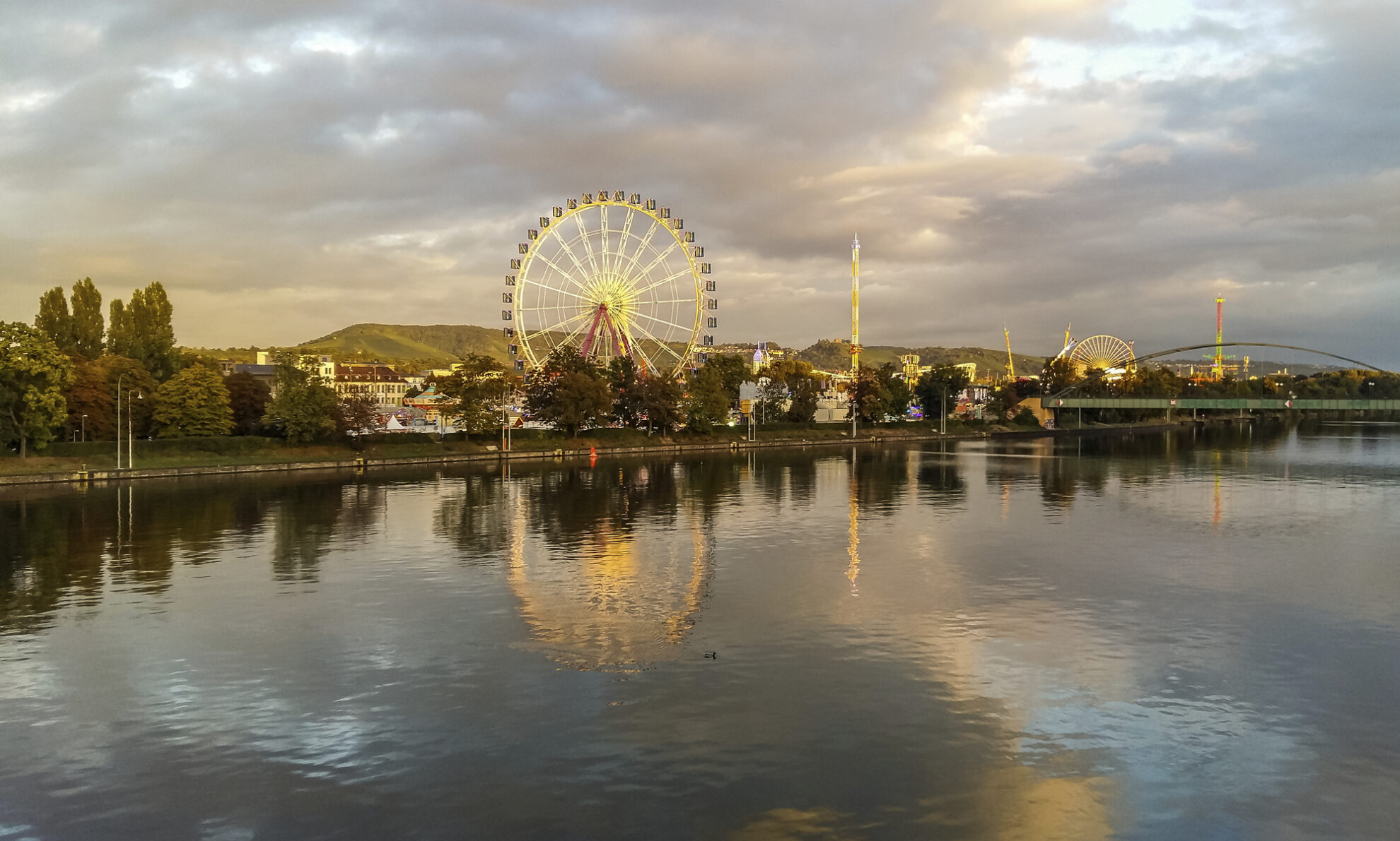 Skyline von Stuttgart Bad-Canstatt mit Riesenrad, Deutschland