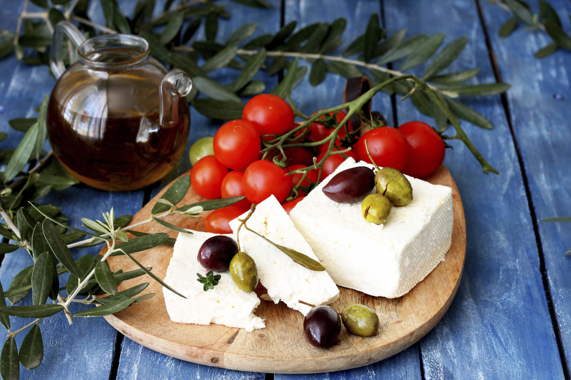 Angerichtetes Essen mit Feta Oliven und Tomaten, Griechenland