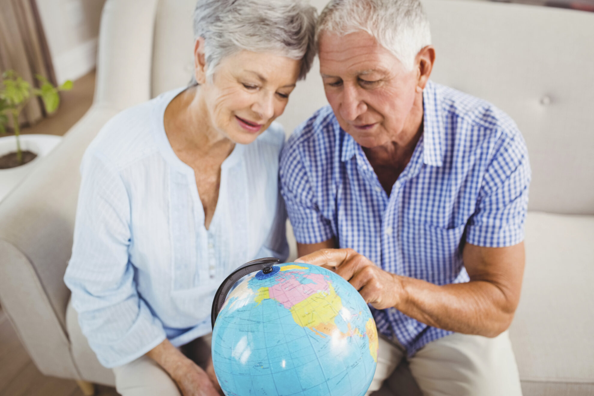 Seniorenpaar mit Globus