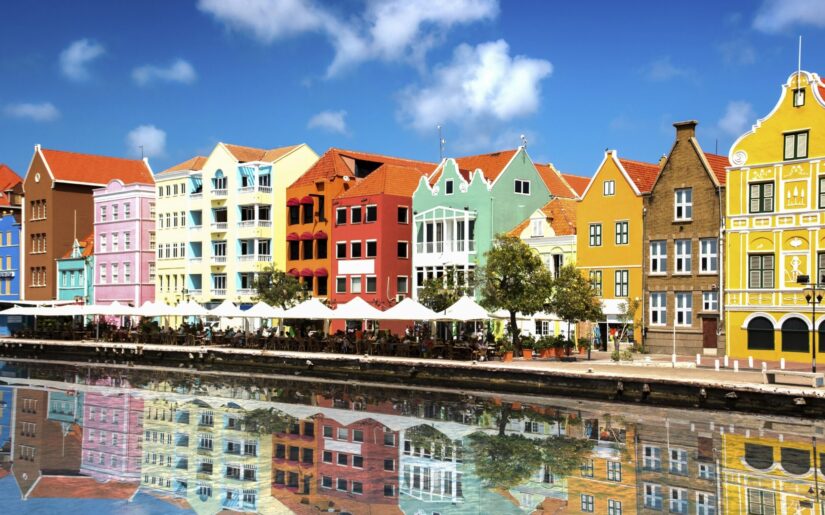 Willemstad auf Curacao in den Niederländischen Antillen auf einer Kreuzfahrt entdecken