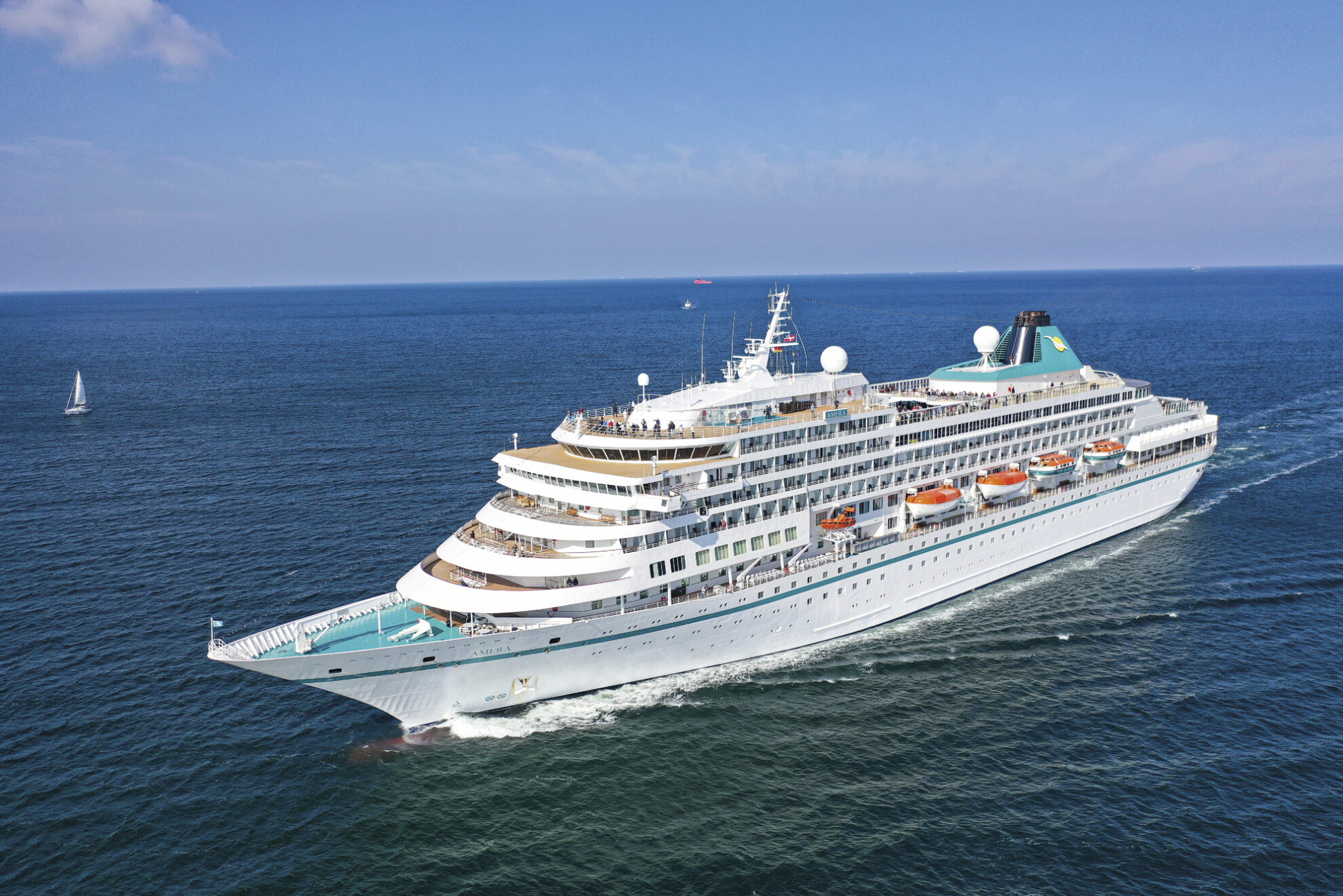 MS Amera vor Warnemünde