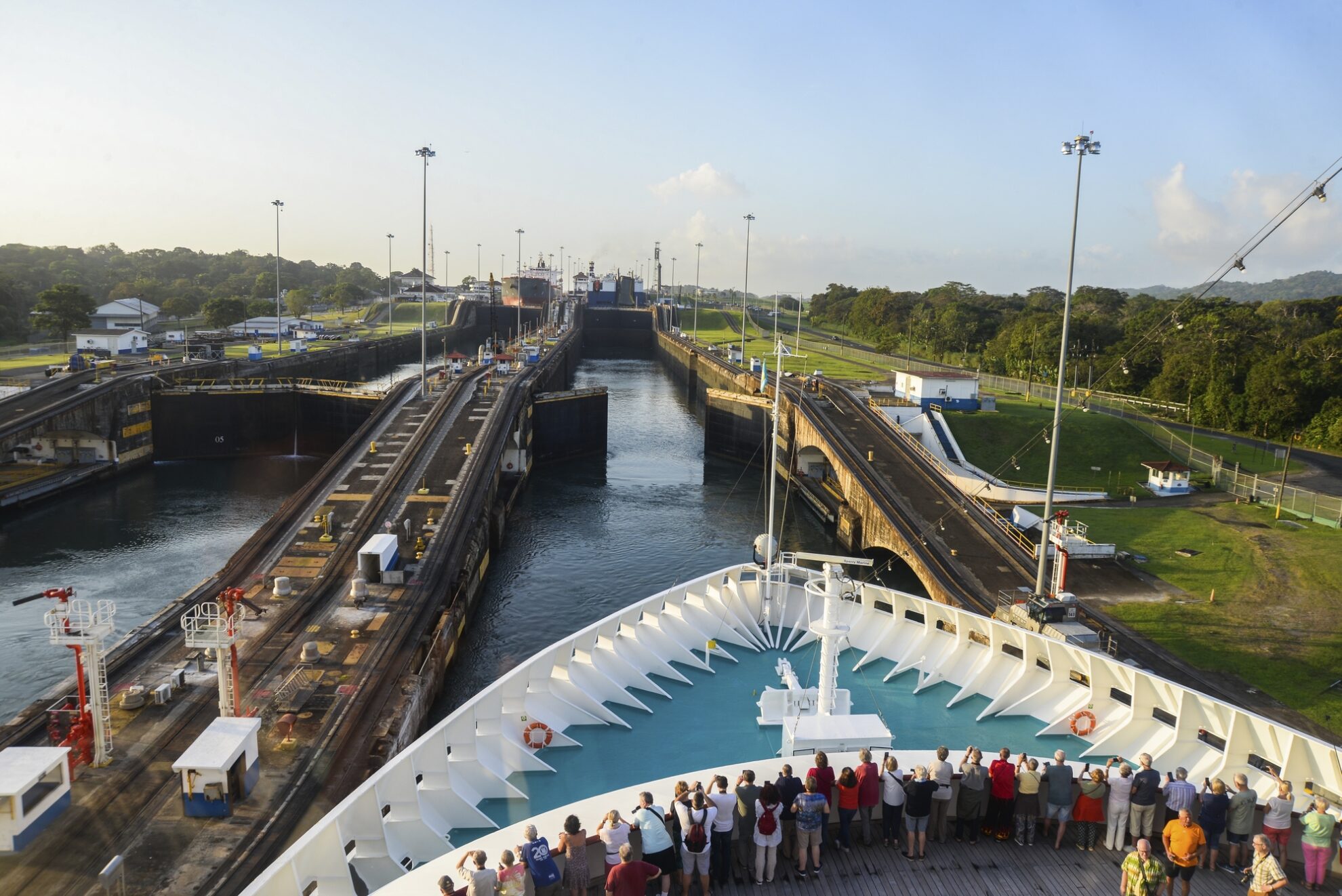 MS Artania im Panama-Kanal