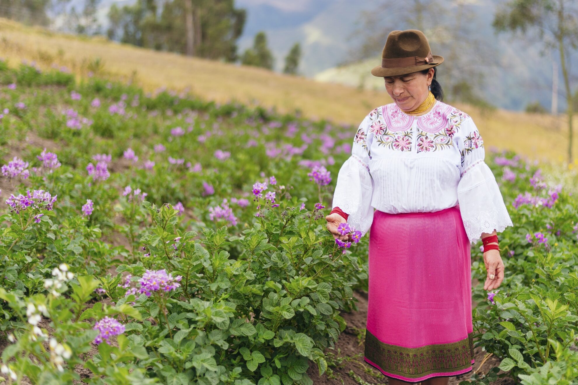 Frau in traditioneller Tracht, Ecuador