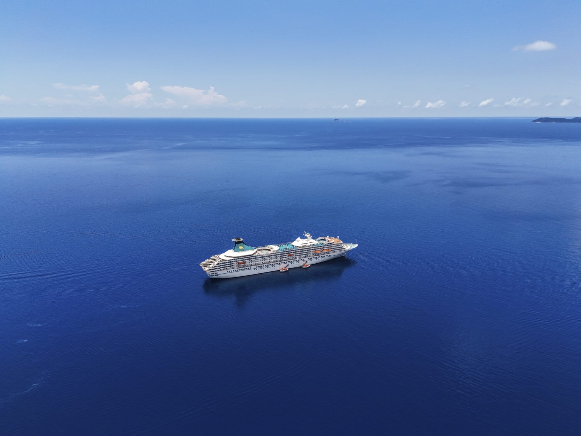 MS Artania vor der Insel Tioman