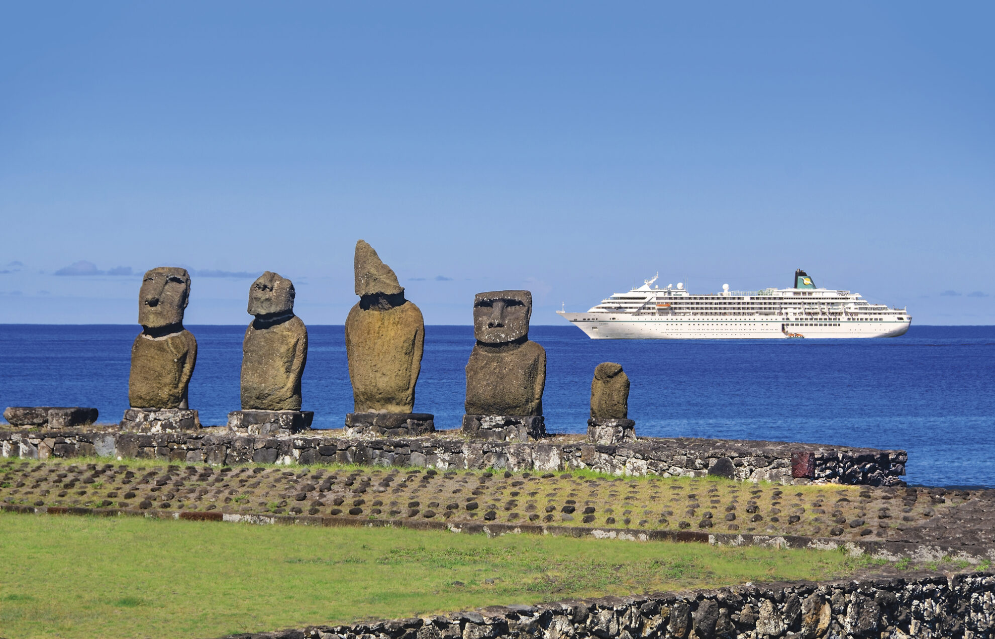 MS Amadea vor den Osterinseln