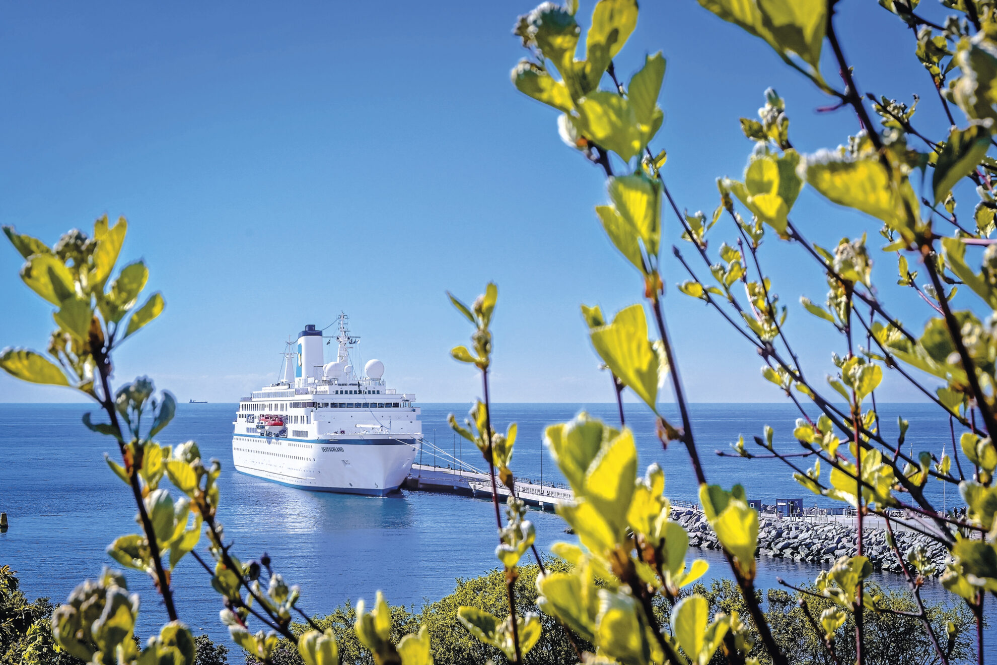 MS Deutschland vor Visby