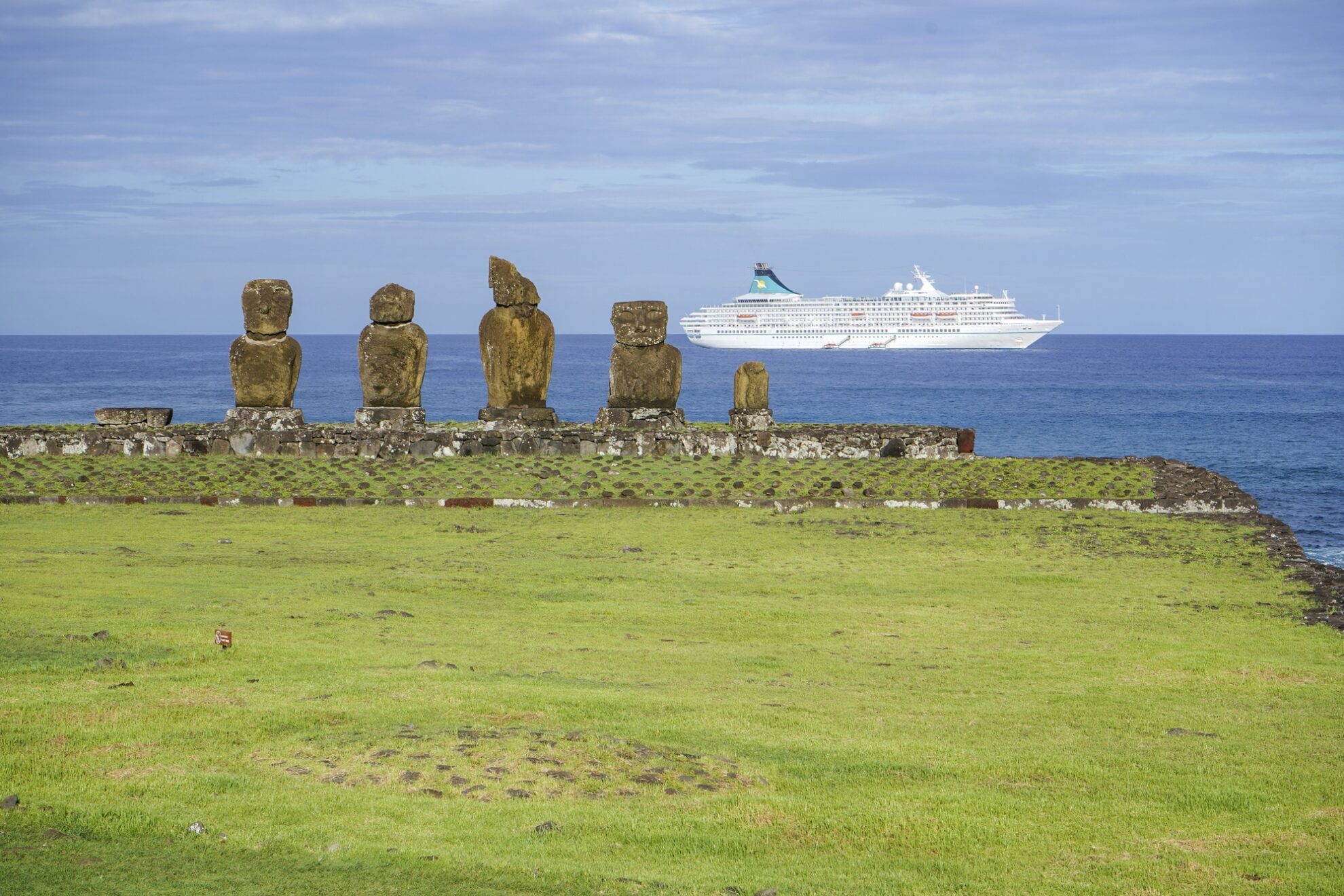 MS Artania vor Hangaroa (Osterinsel)