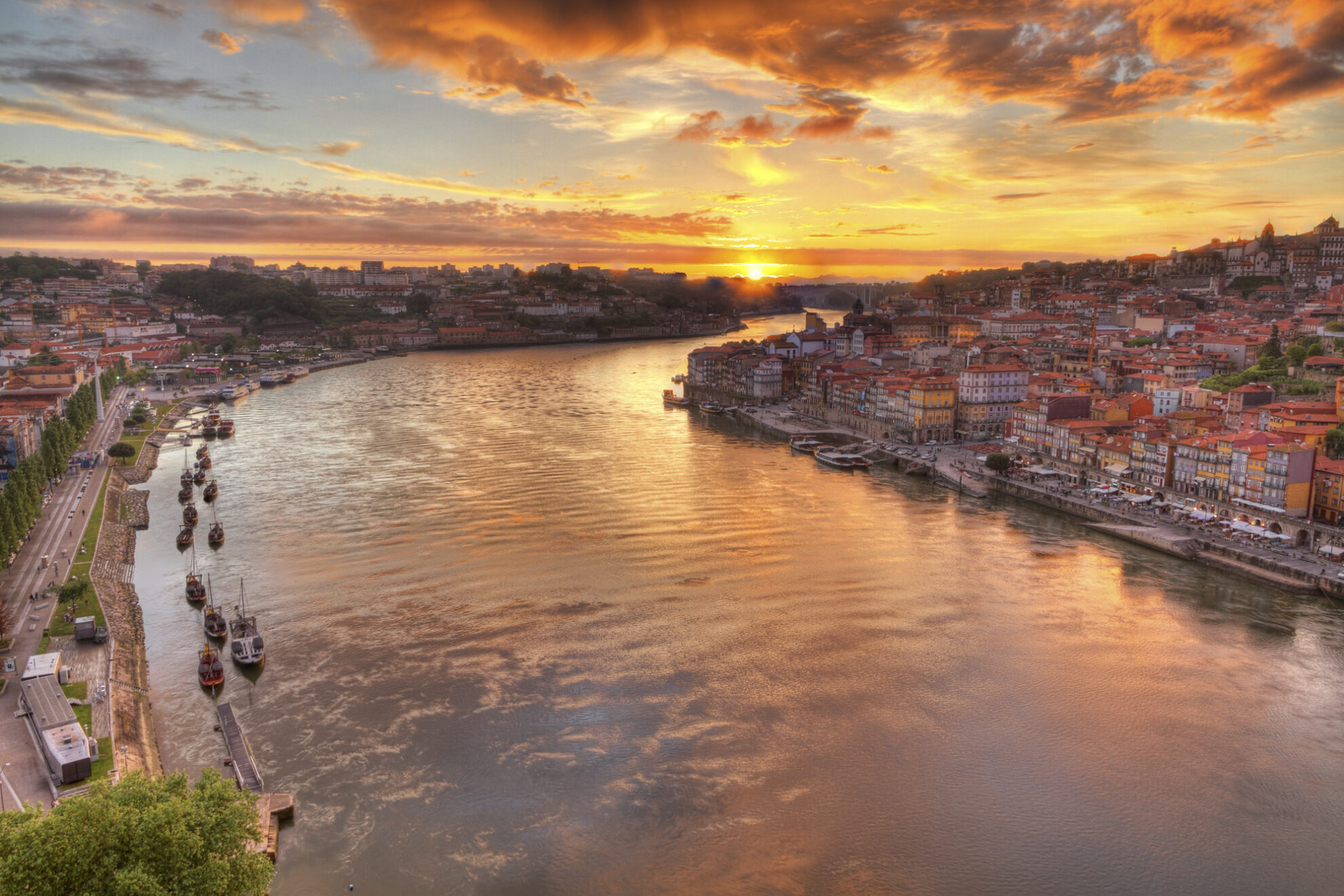Blick auf die Stadt Porto und Fluss Duoro bei Sonnenuntergang, Portugal