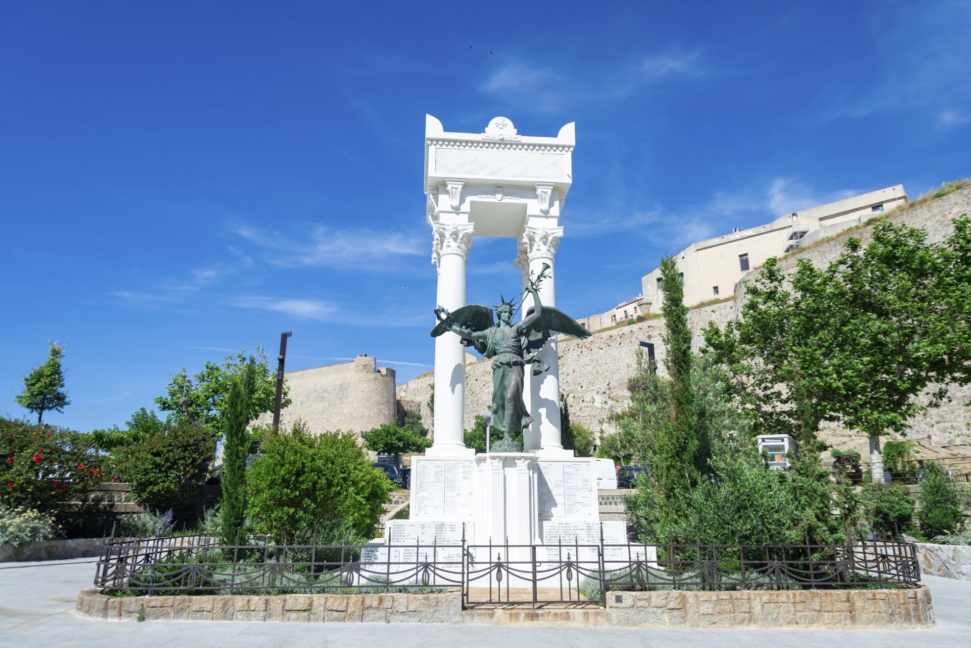 Ille Rousse, Denkmal