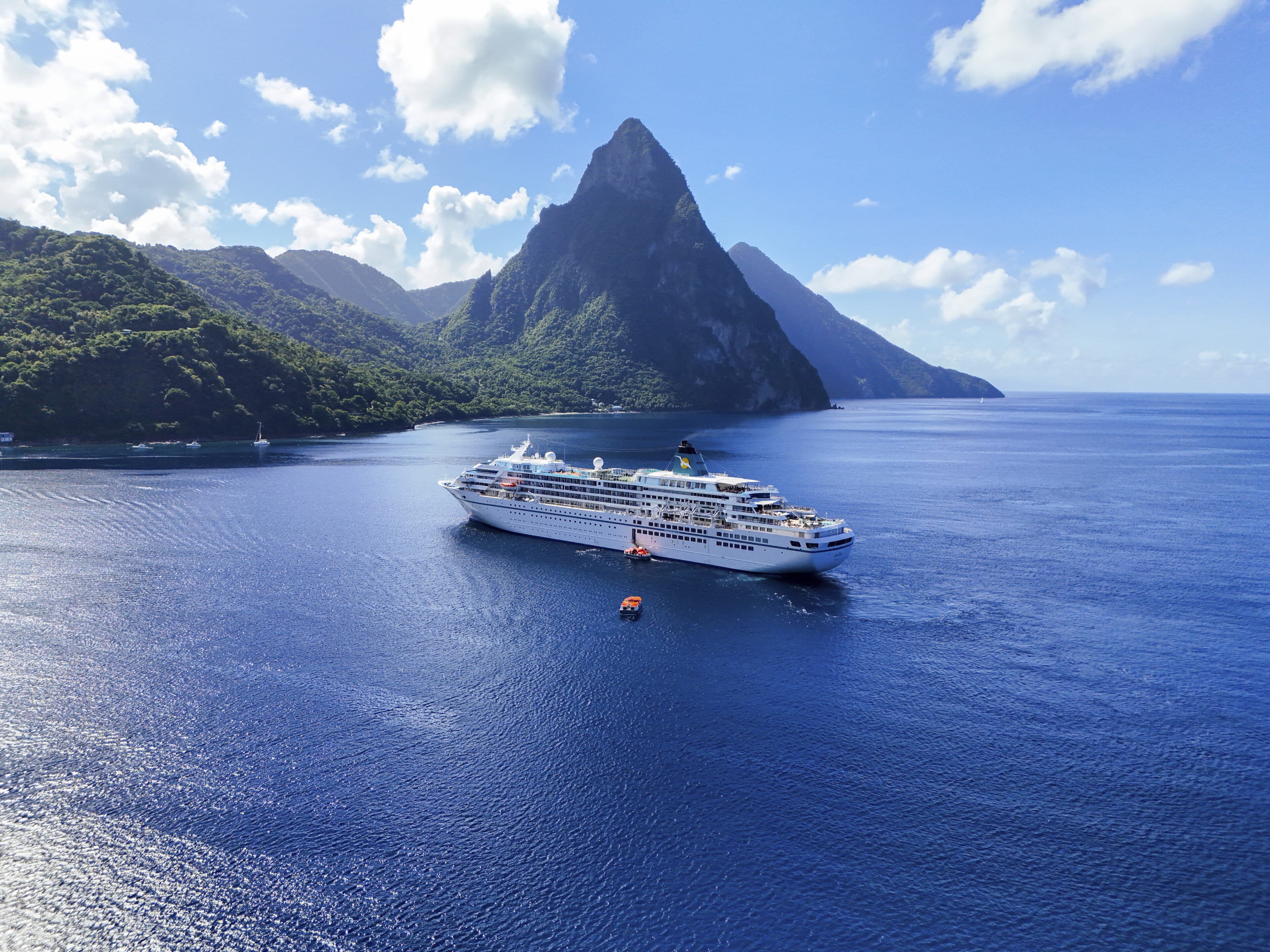 MS Amadea vor Soufrière