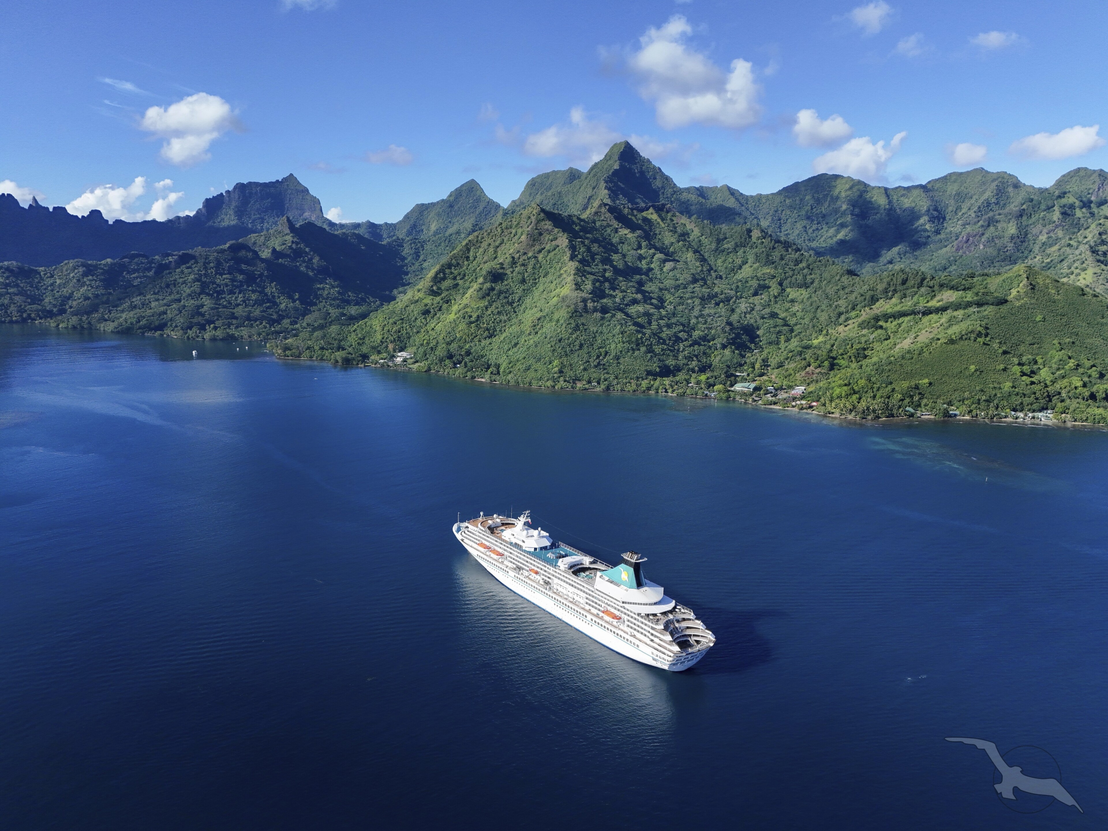 MS Artania vor Papeete