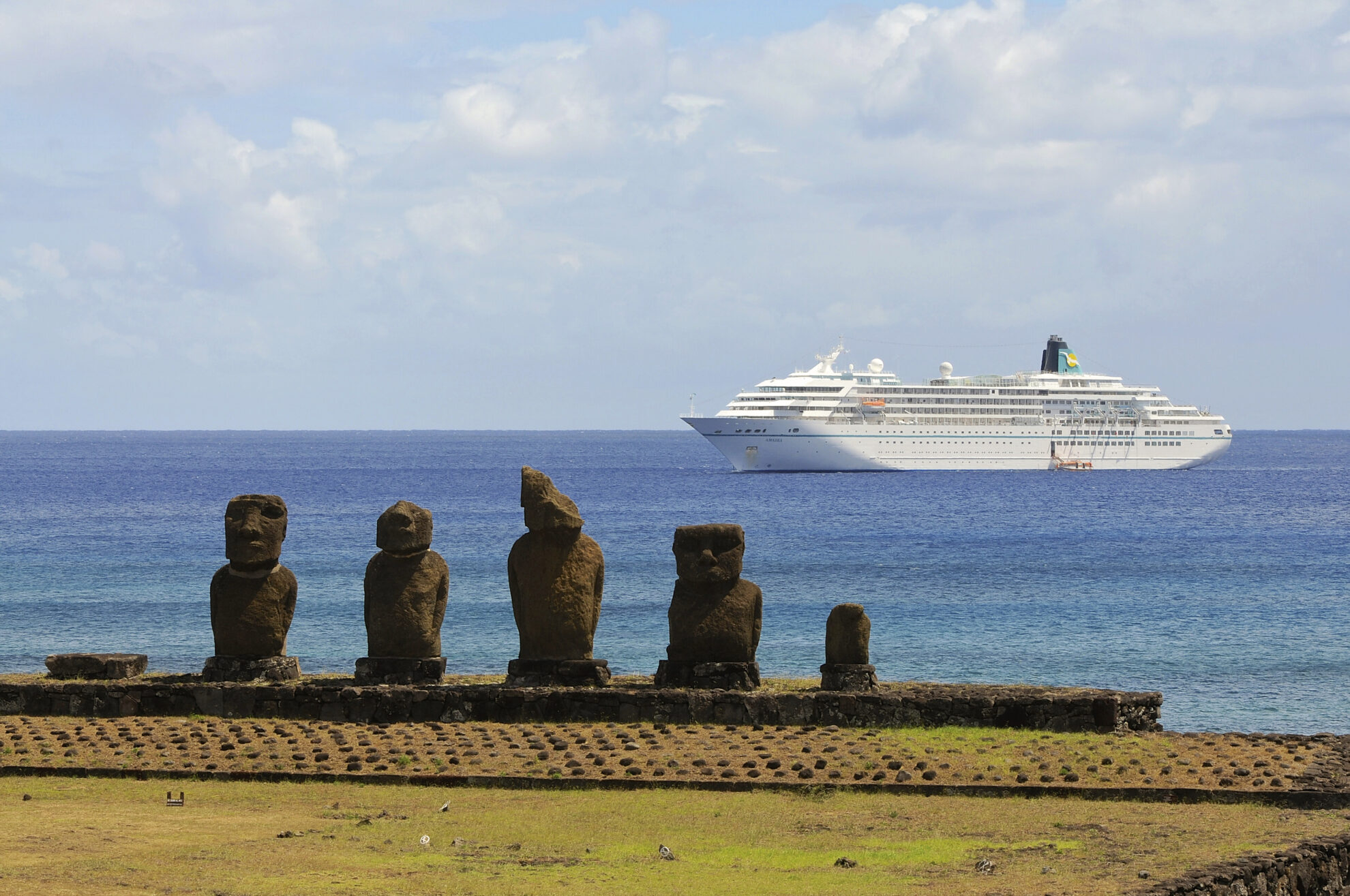 MS Amadea ankert vor der Osterinsel, Chile