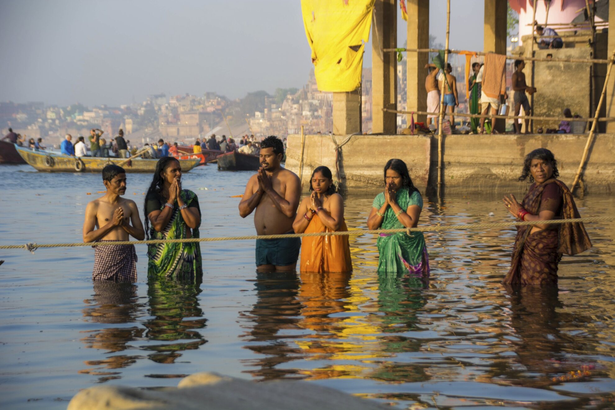 Pilger im Ganges bei der Stadt Varanasi, Indien