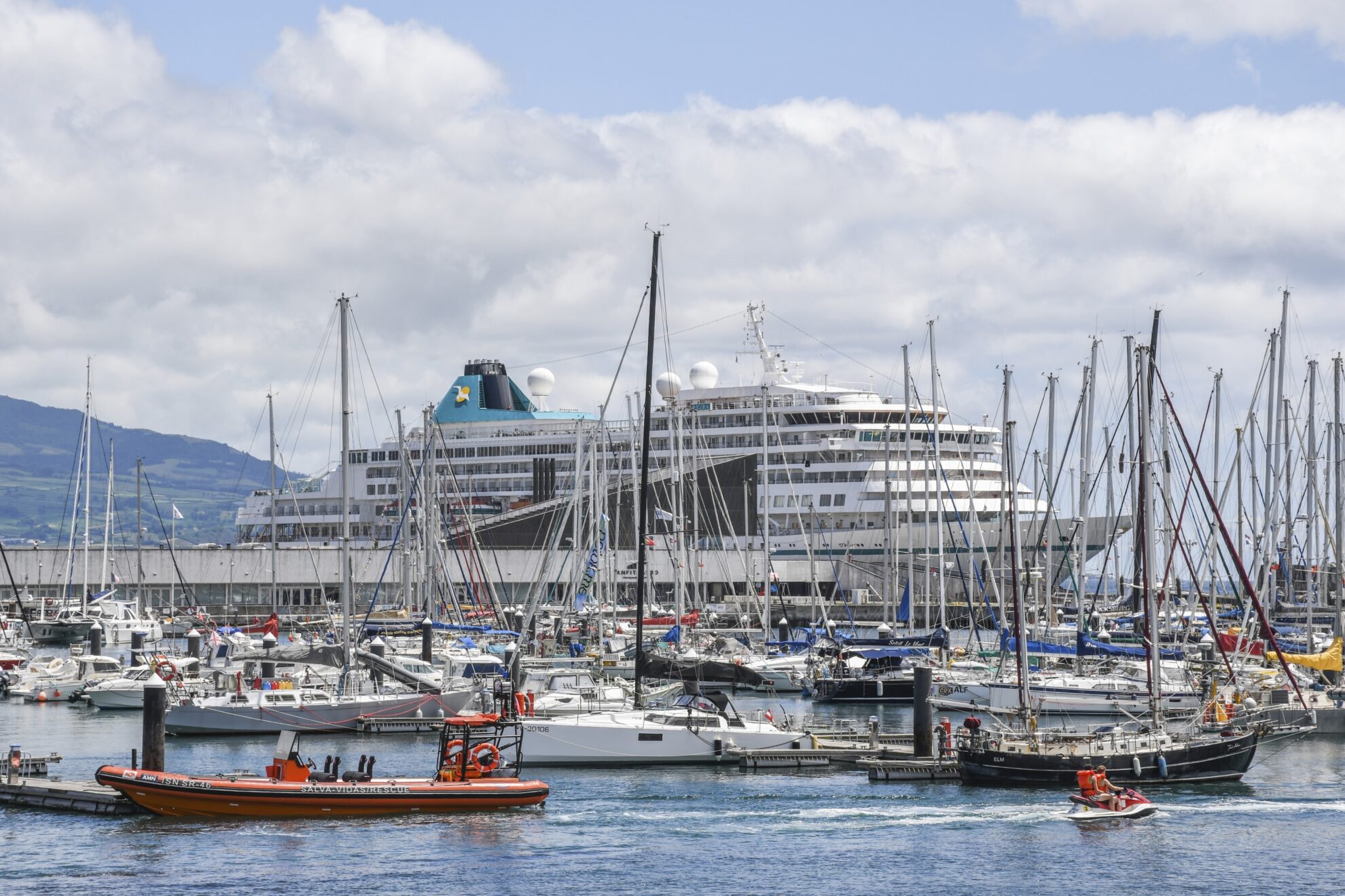 MS Amera auf Sao Miguel