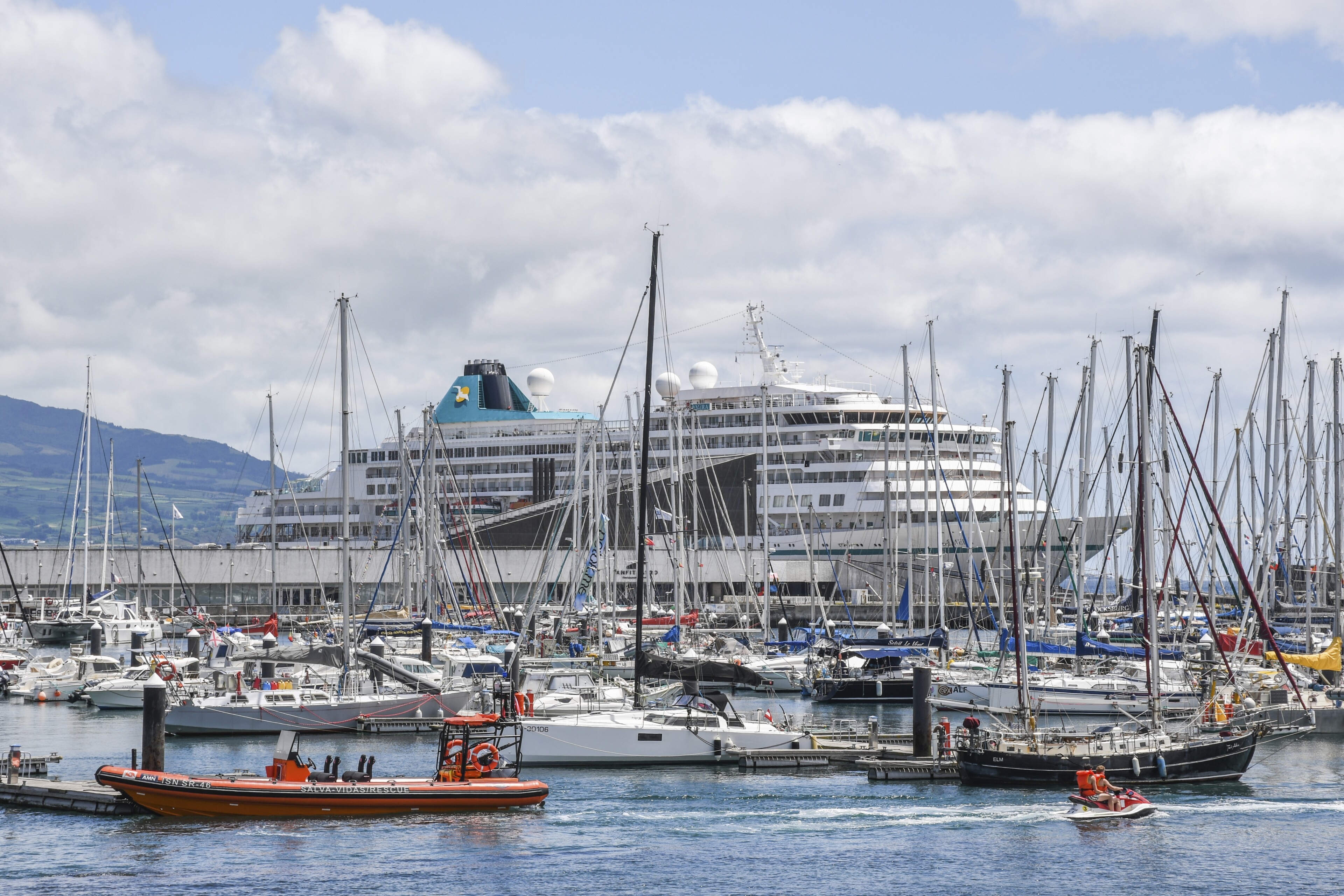 MS Amera auf Sao Miguel