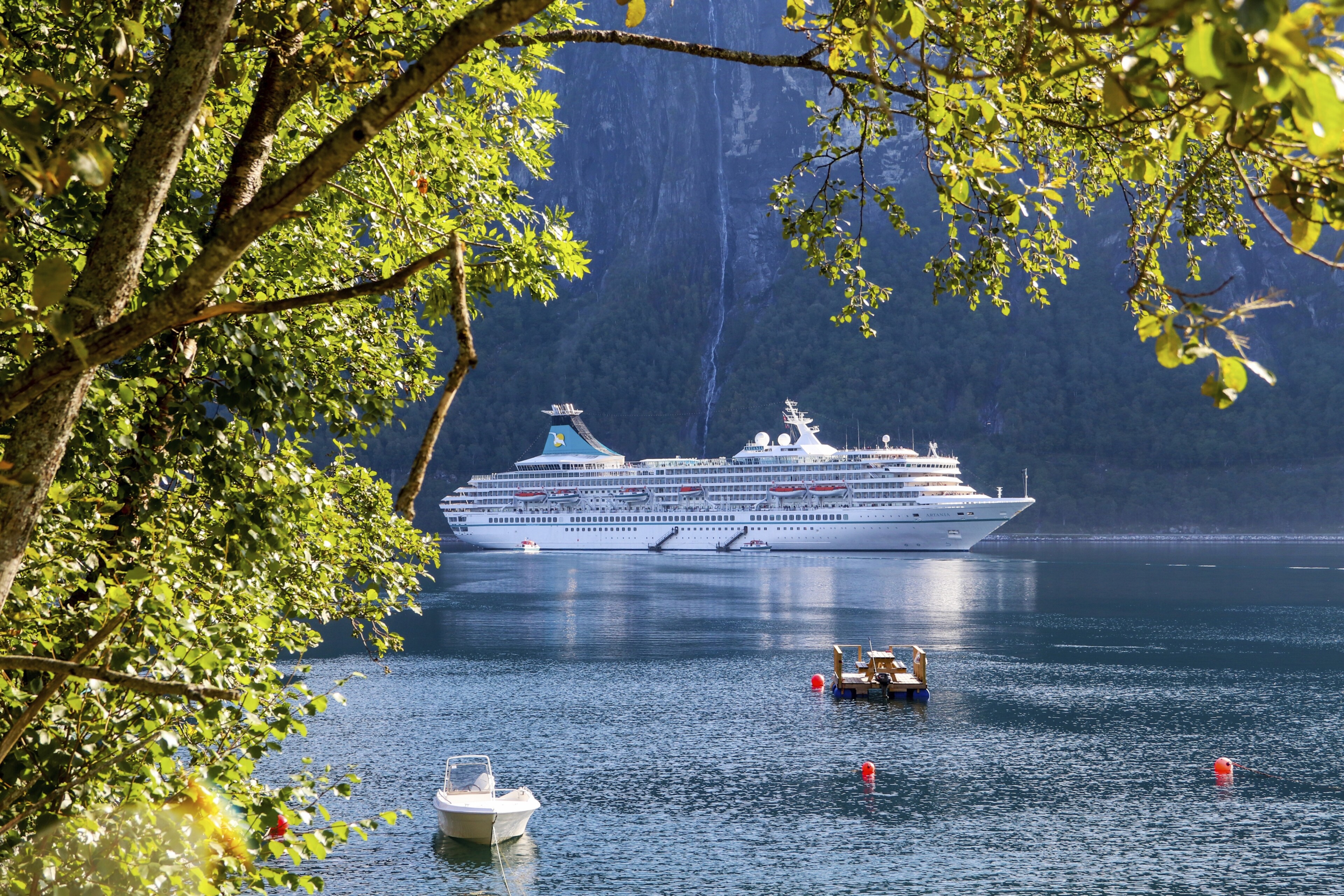 MS Artania in Nauste